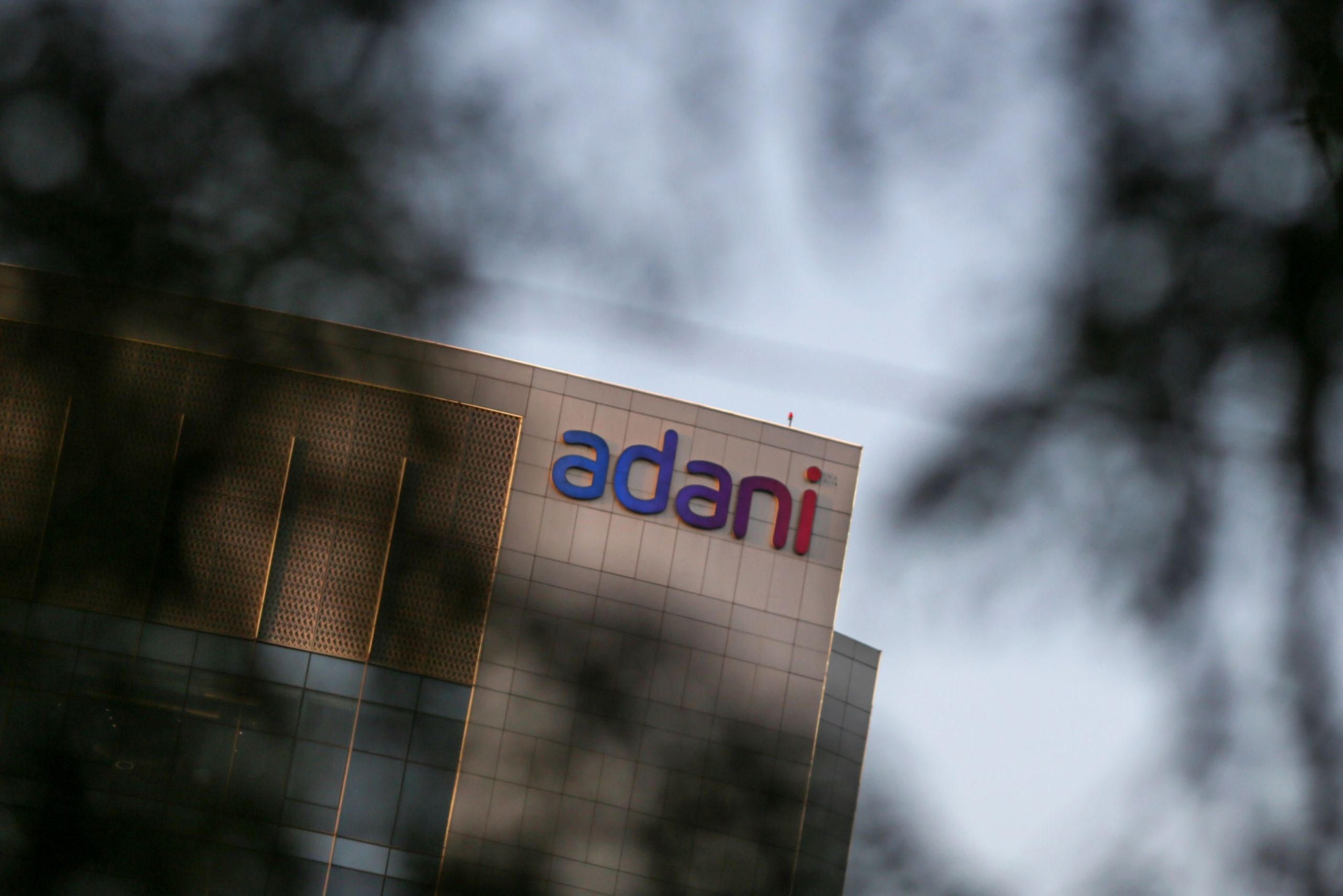 Adani cerca di ripristinare la fiducia degli investitori nel debito con…