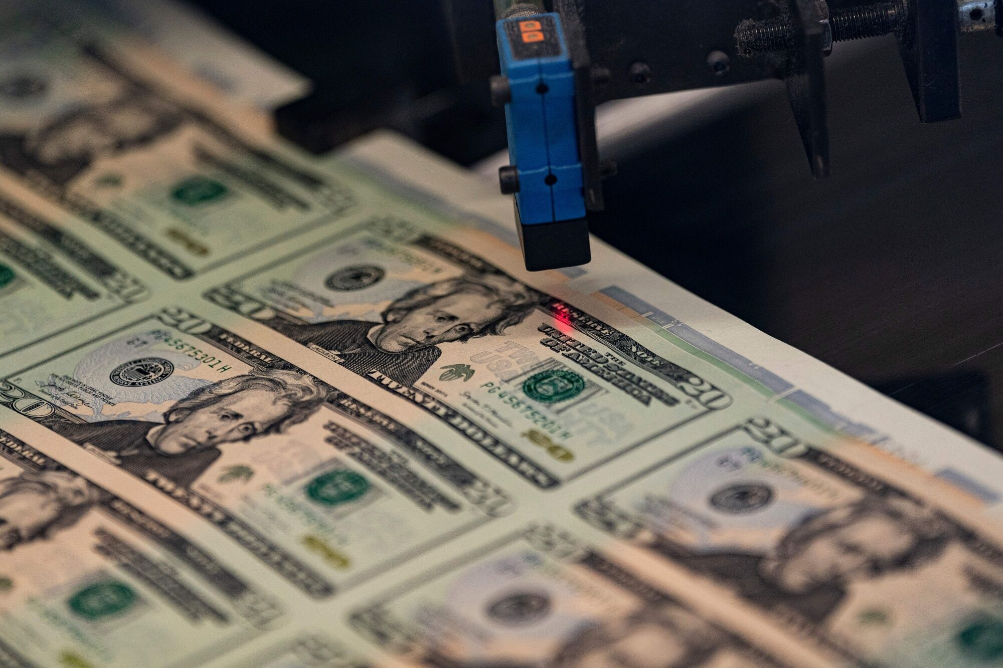 Ibovespa sobe após sinais de desaceleração da economia e dólar cai a R$ 5,39