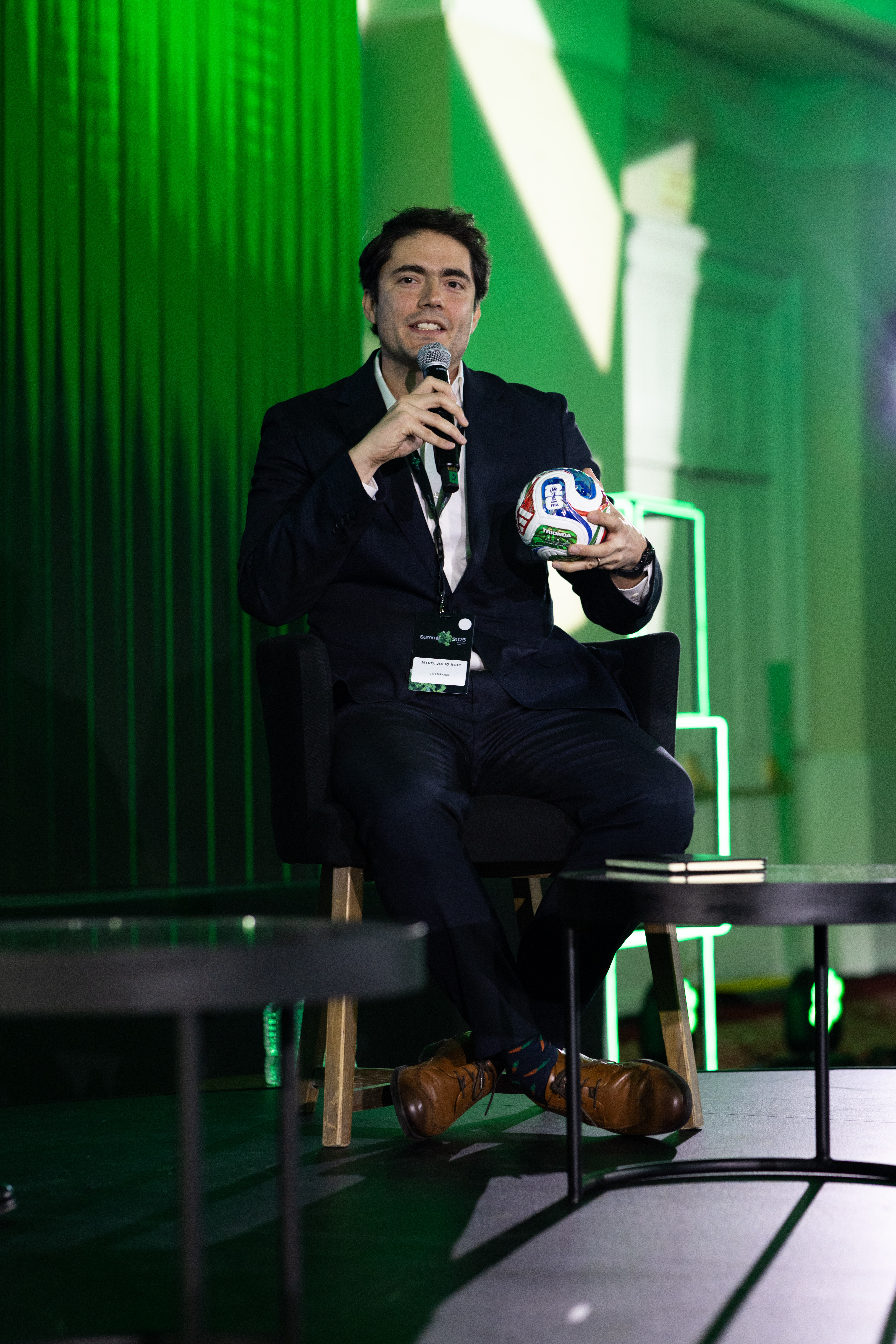 Bloomberg Línea Summit · Presentador