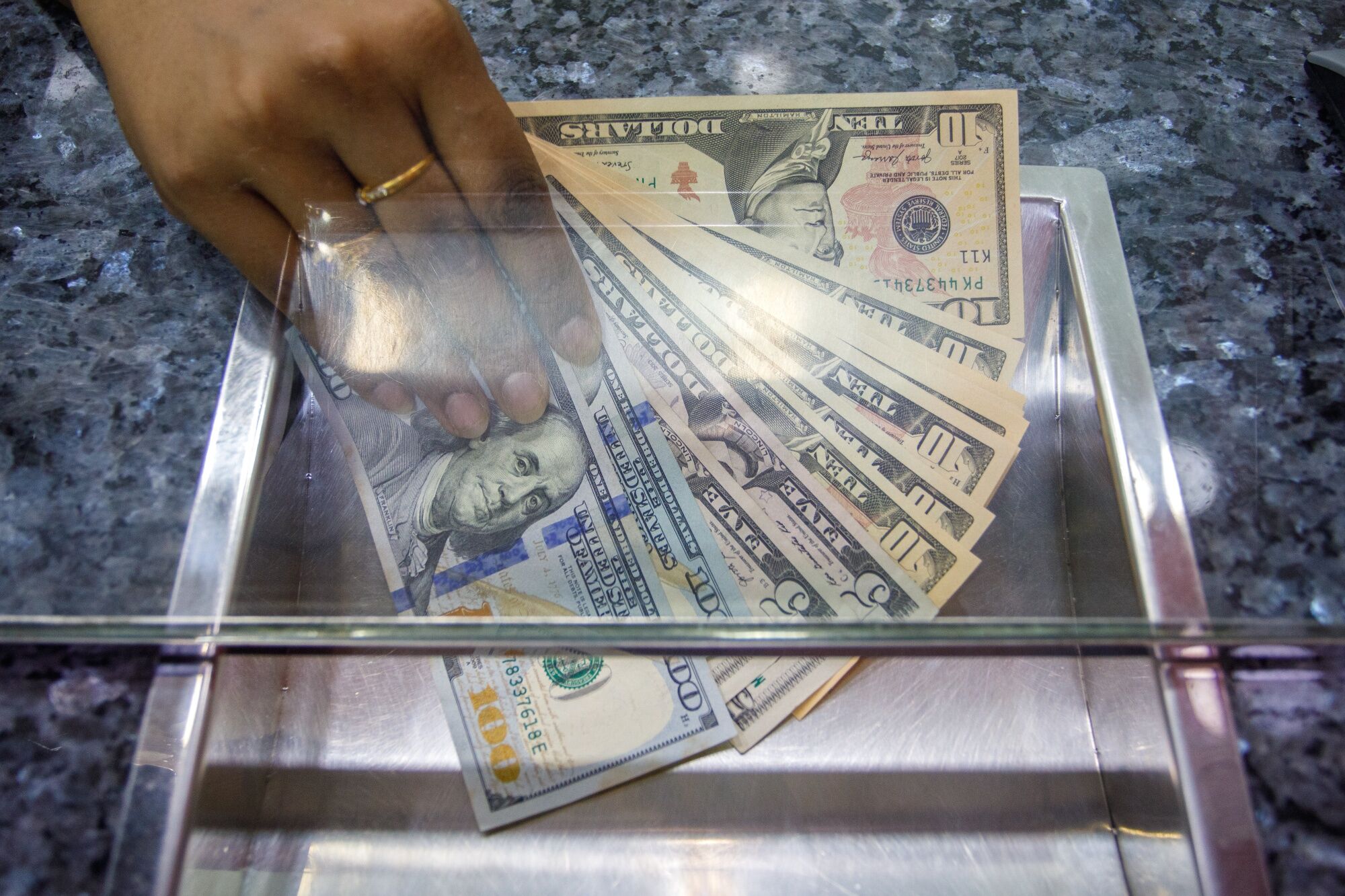 Goldman destaca fortaleza de esta moneda de América Latina ante alza de bonos en EE.UU.