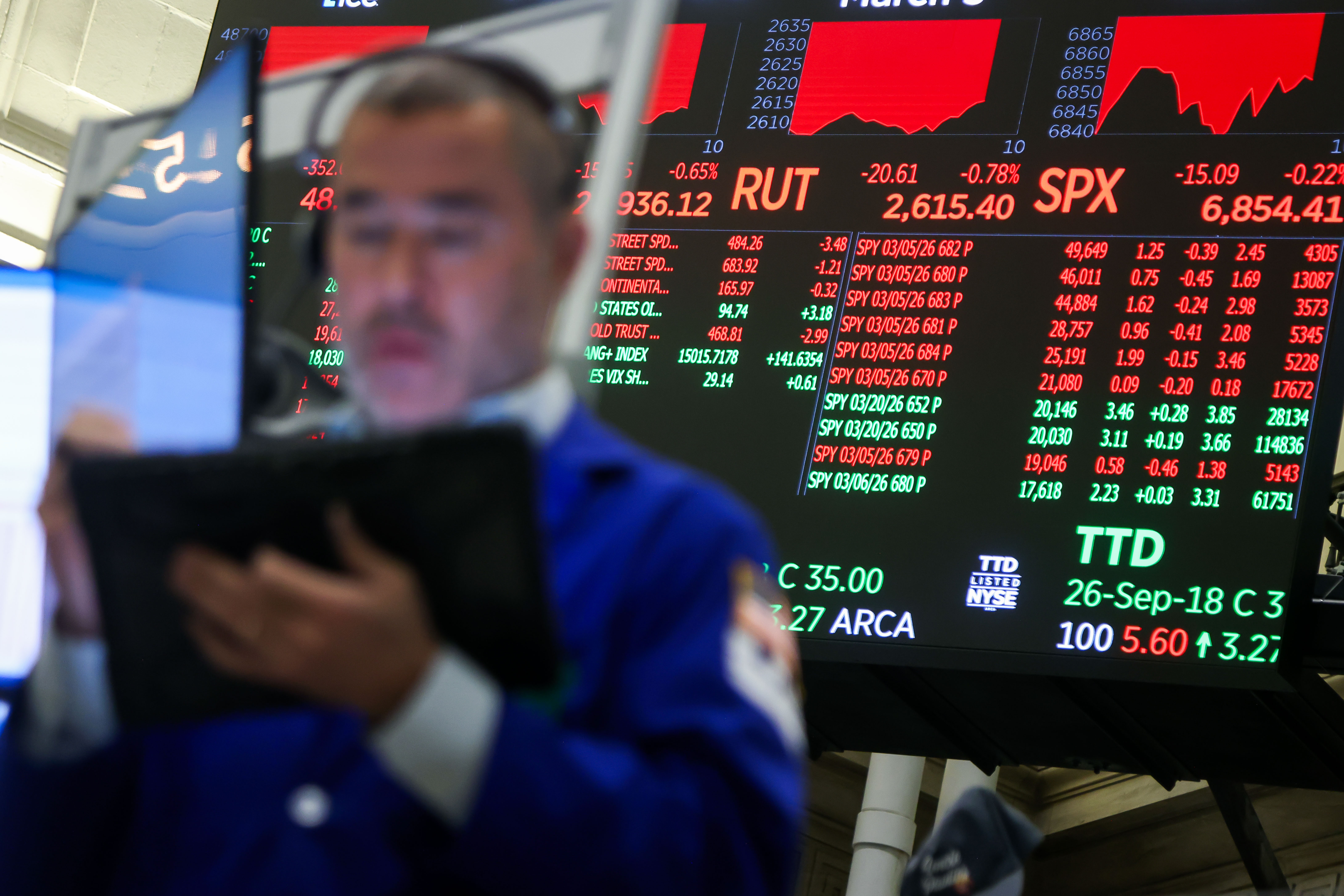 Wall Street sufre su mayor caída semanal en casi un año mientras el petróleo supera los US$90