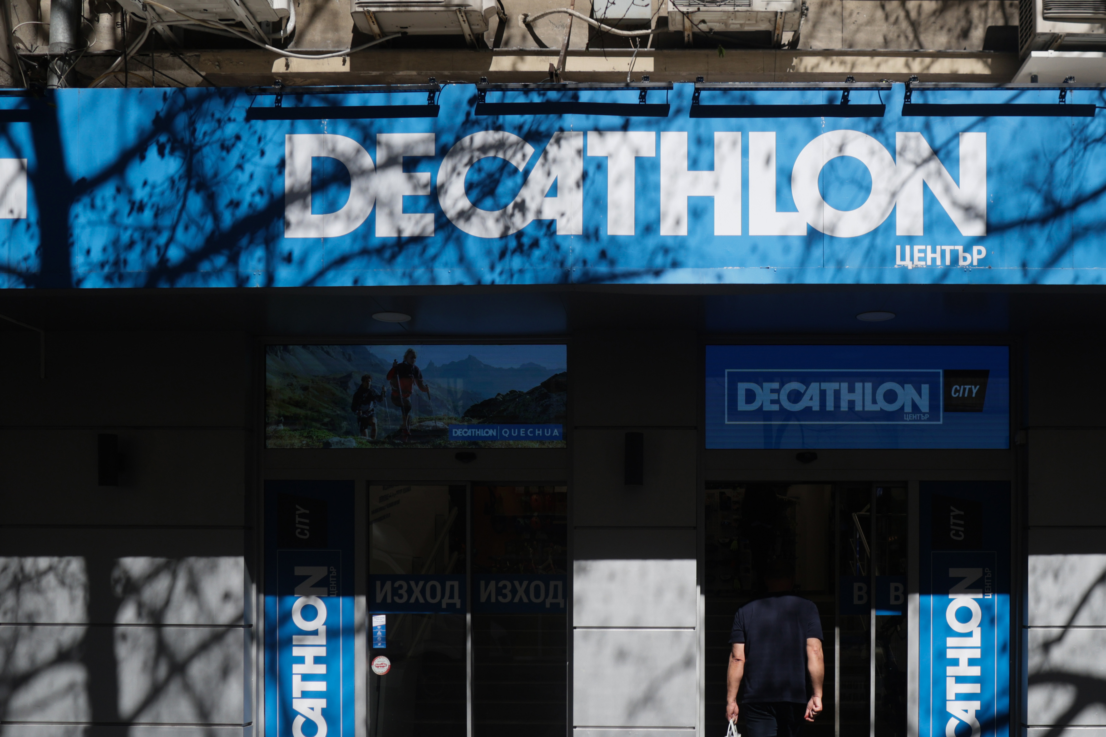 Las empresas que se fueron y las que llegaron a la Argentina en los primeros dos años de Milei