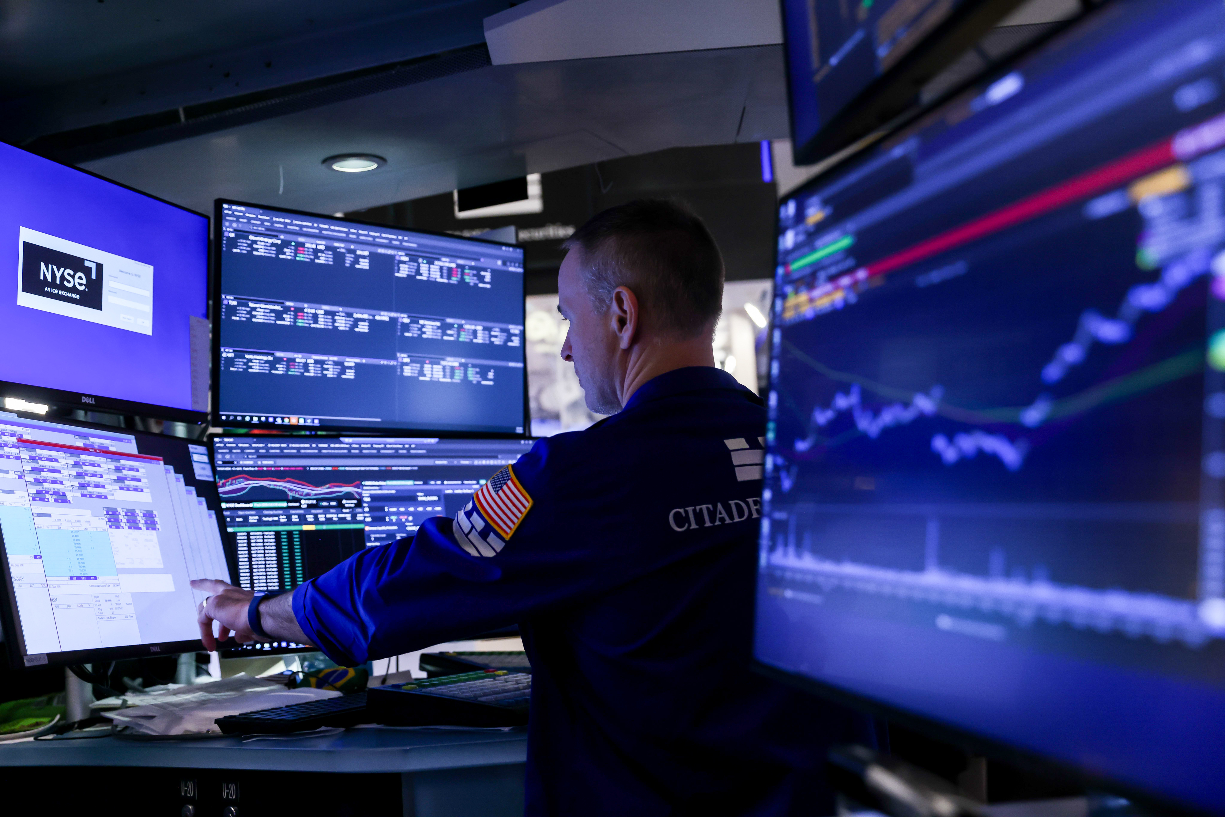 Wall Street cerró con ganancias un julio volátil gracias a Amazon y el entusiasmo por la IA
