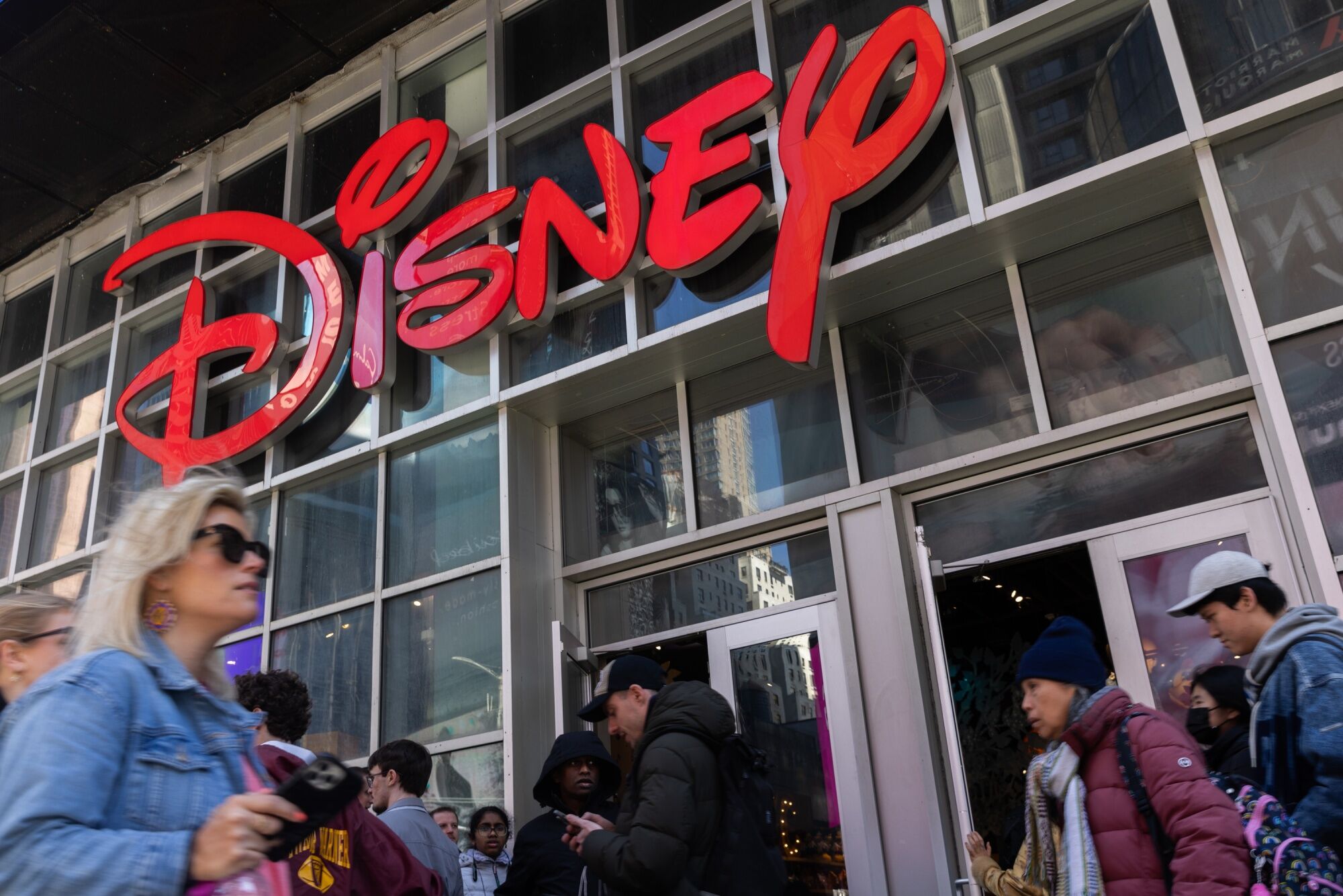 ¿Invertir en Disney? Acción cae con fuerza, pero Wall Street cree que puede repuntar más de 20%
