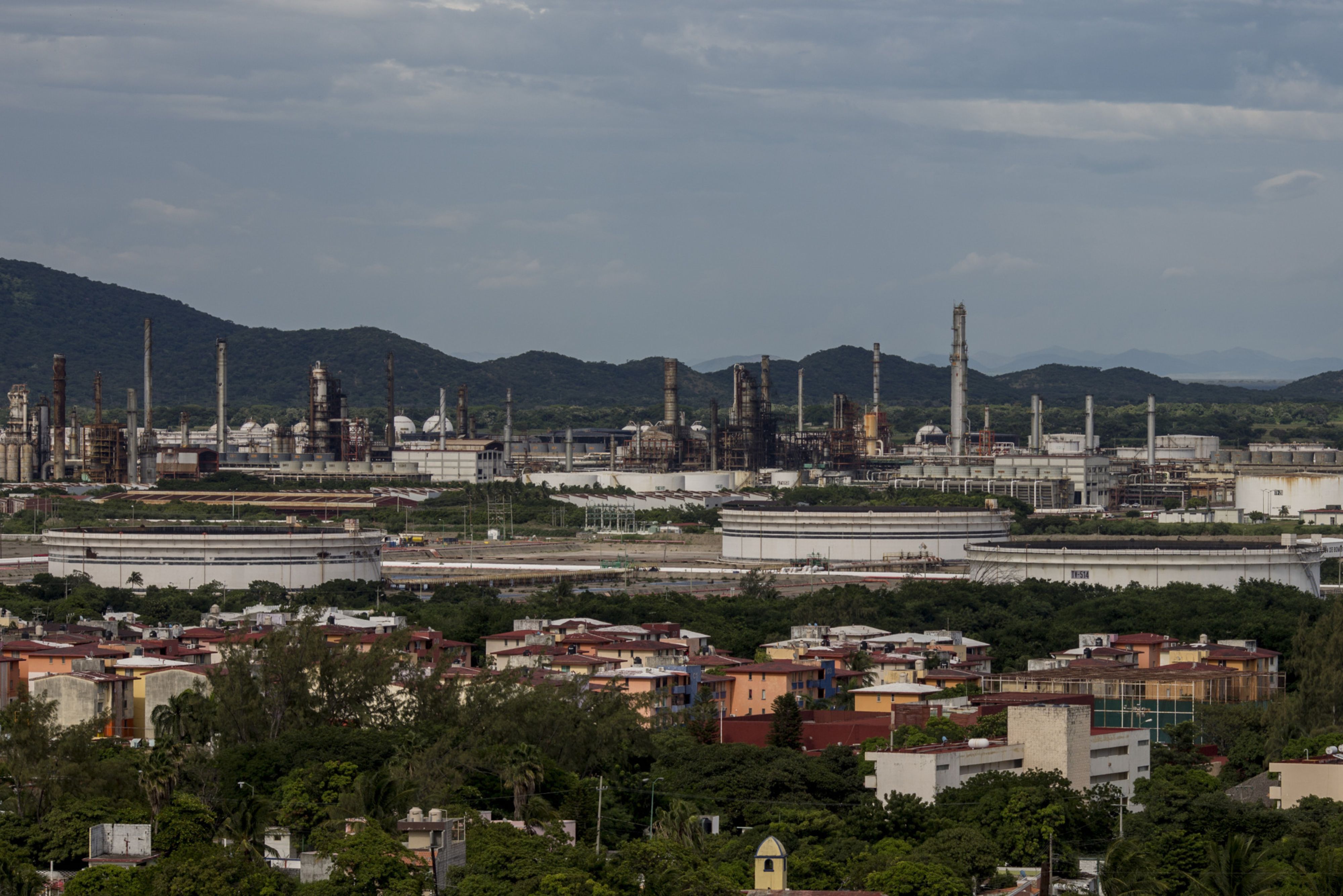Pemex enfrenta explosión en refinería Salina Cruz con al menos seis heridos