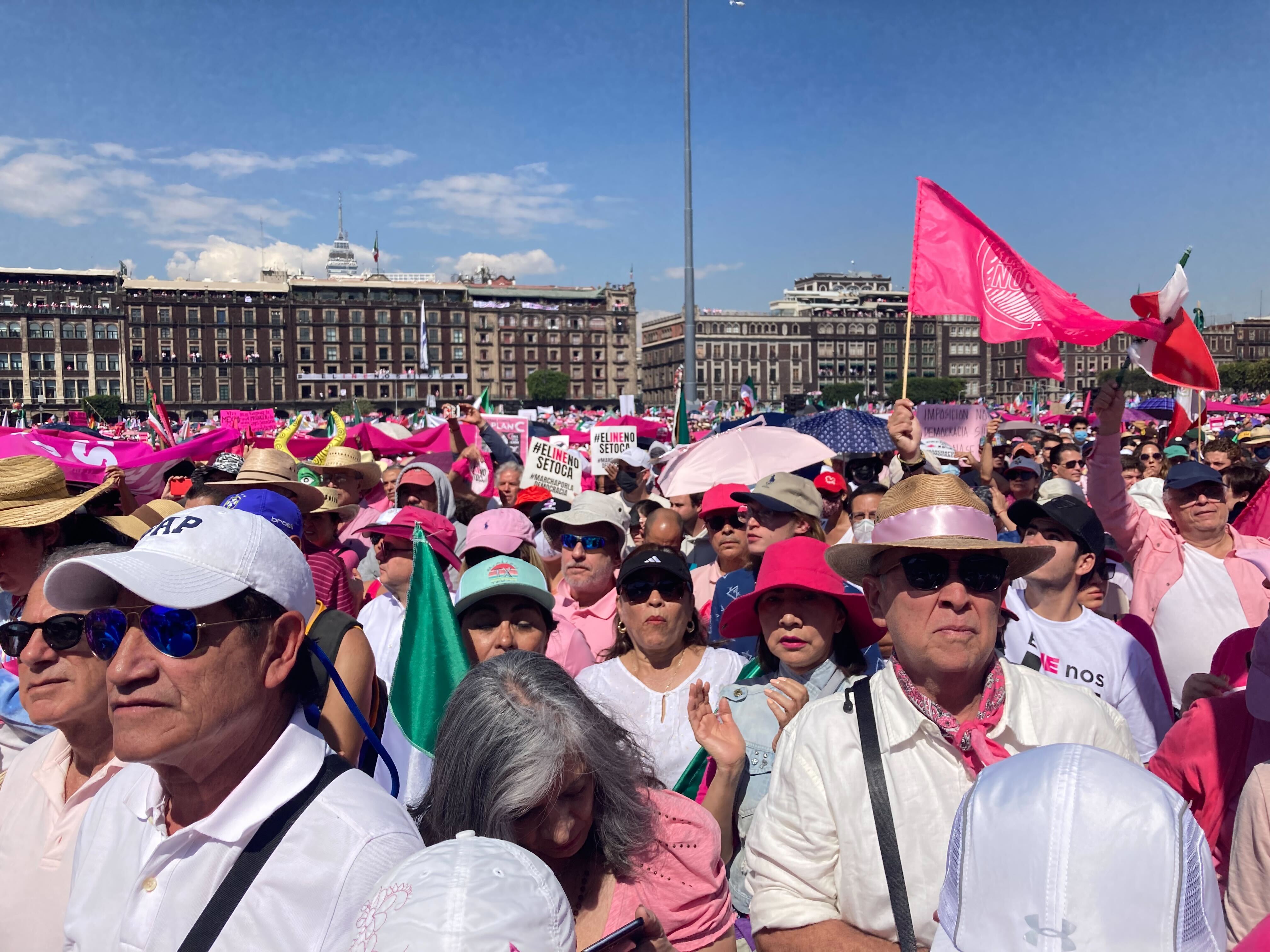 Mexicanos marcham contra a reforma eleitoral AMLO