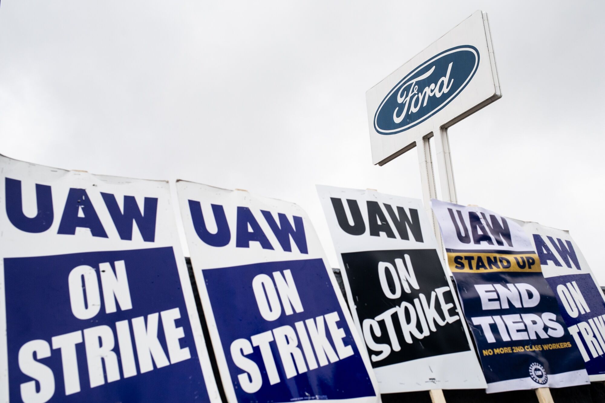 General Motors e Stellantis concordano con il sindacato di aumentare gli stipendi dei dipendenti del 25%
