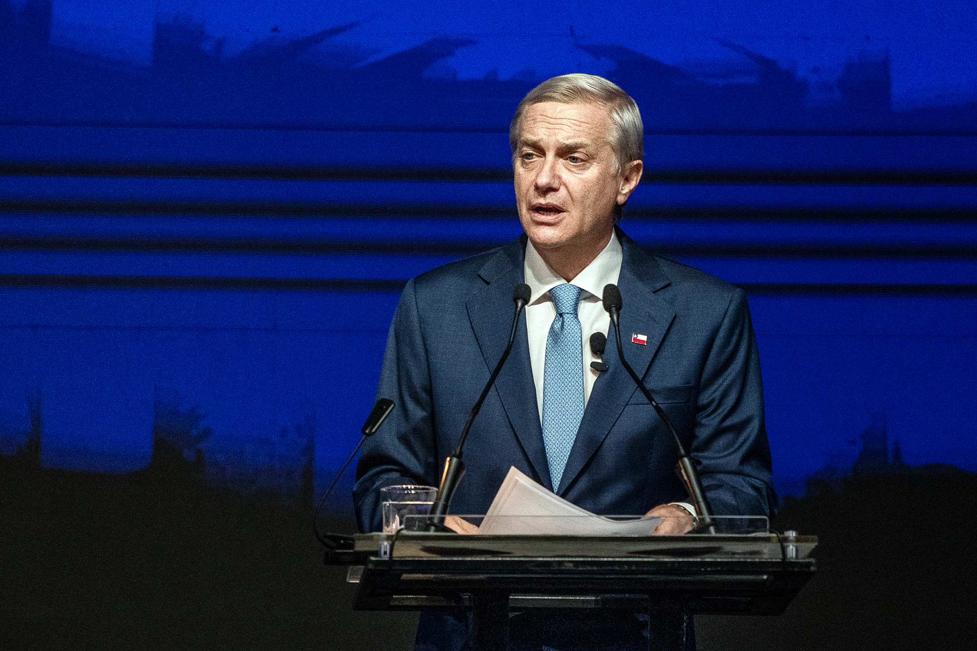 Fitch ve desafíos para que Chile cumpla su meta fiscal y mantenga la deuda bajo control