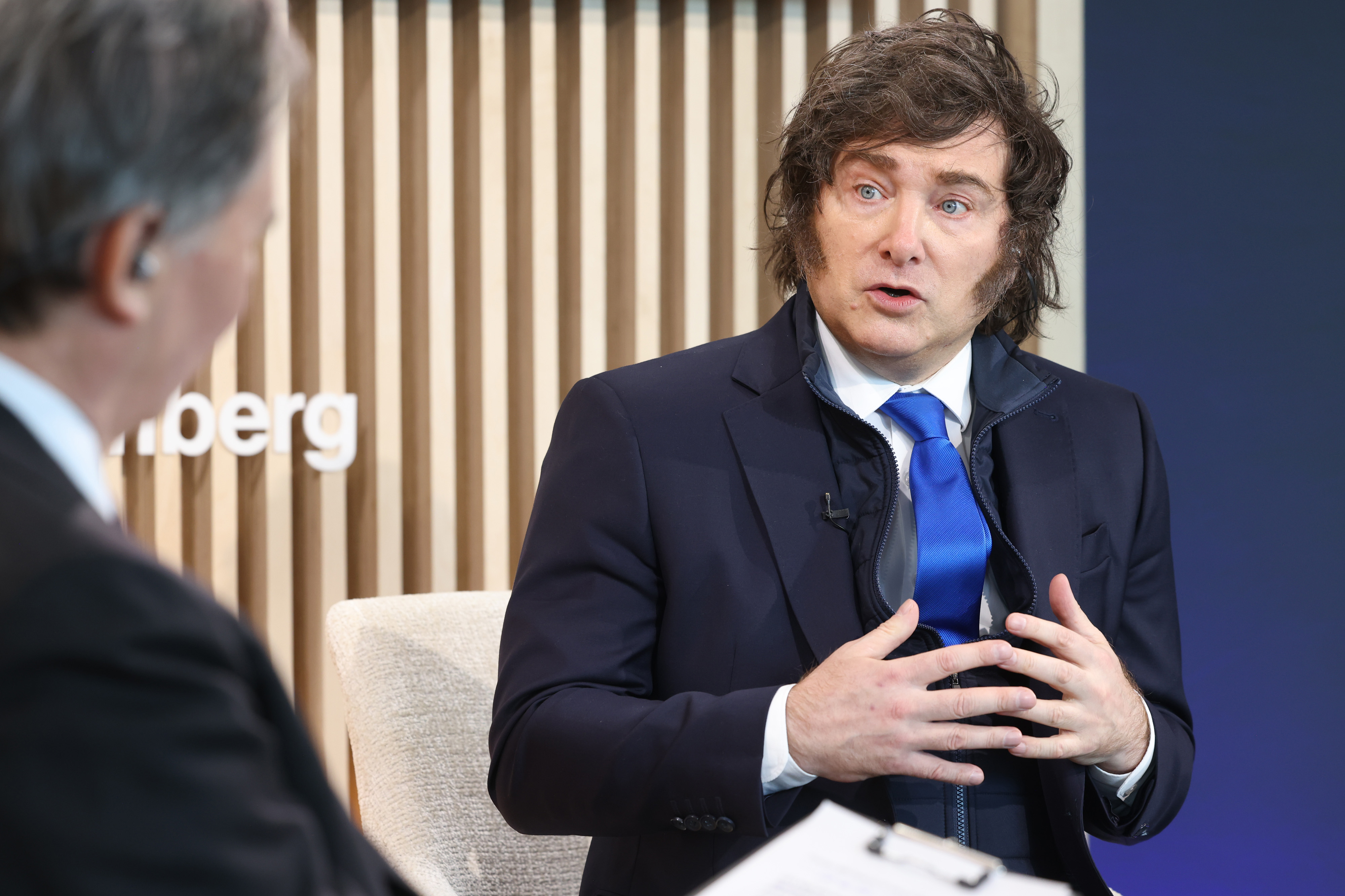 Confianza en la economía de Milei cae en marzo, pero aún resiste en el interior del país