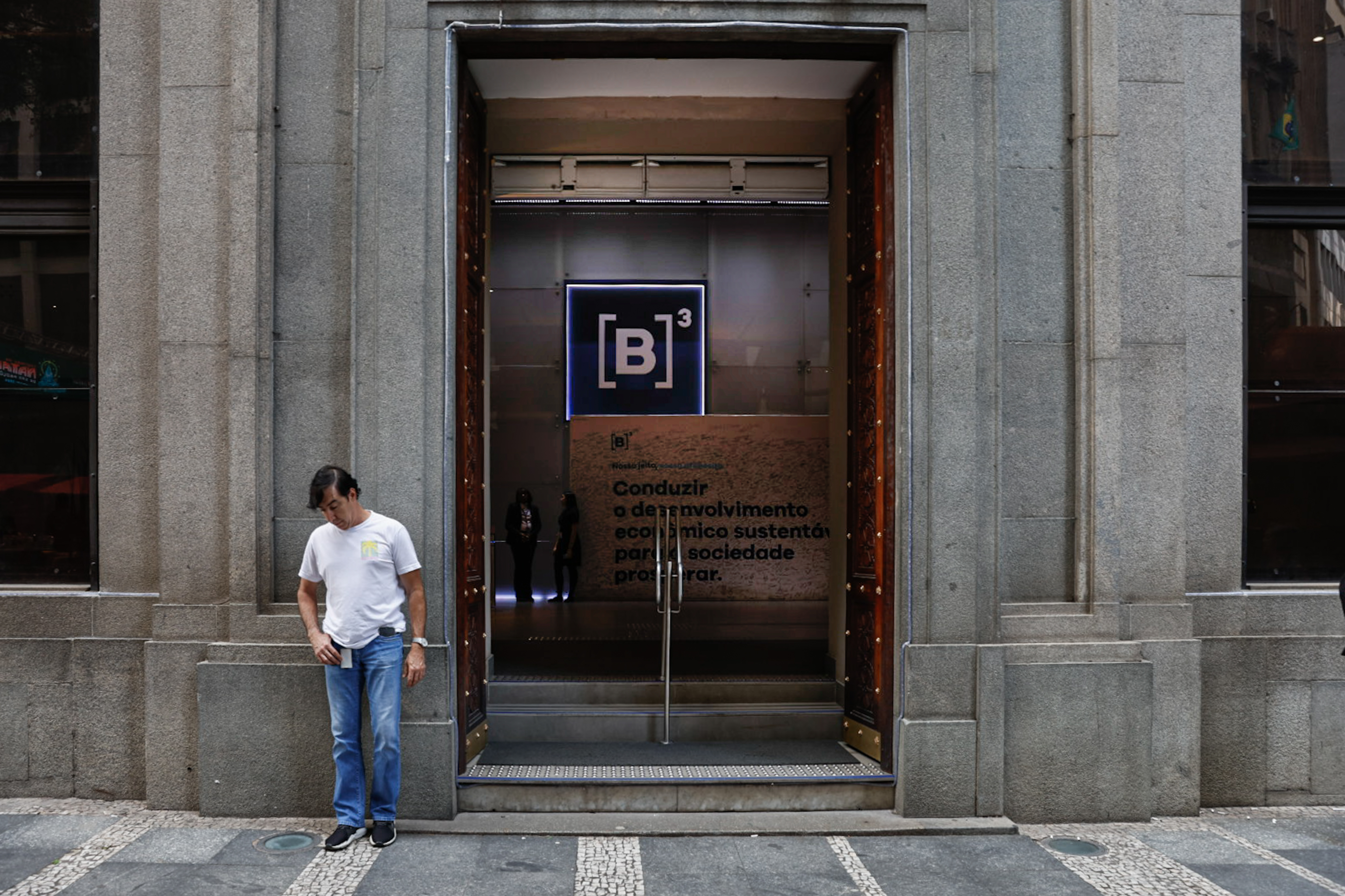 Ibovespa cai com aversão a risco ante guerra no Oriente Médio; dólar sobe a R$ 5,29