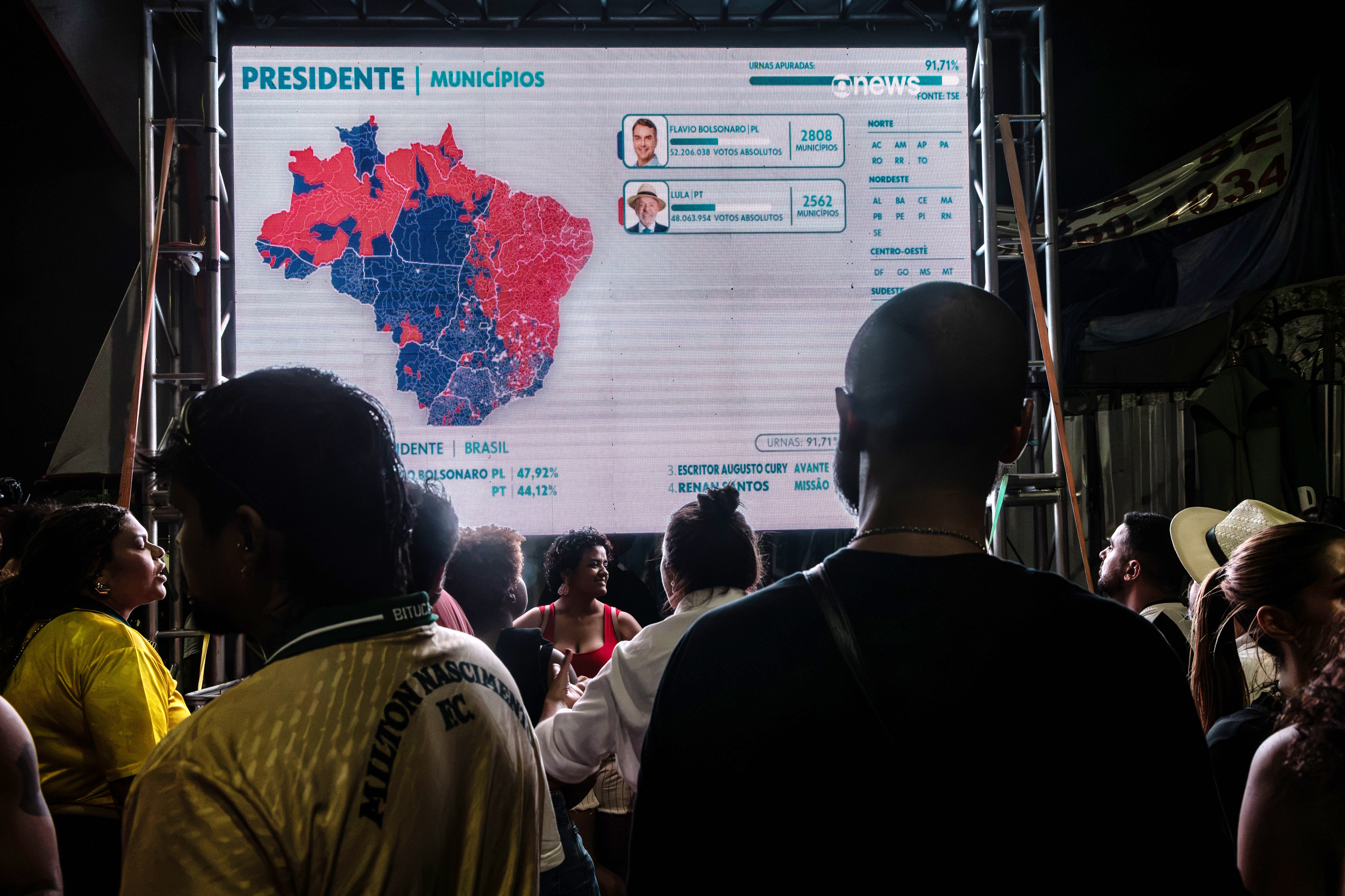 Lula e Flávio Bolsonaro vão disputar o segundo turno da eleição presidencial