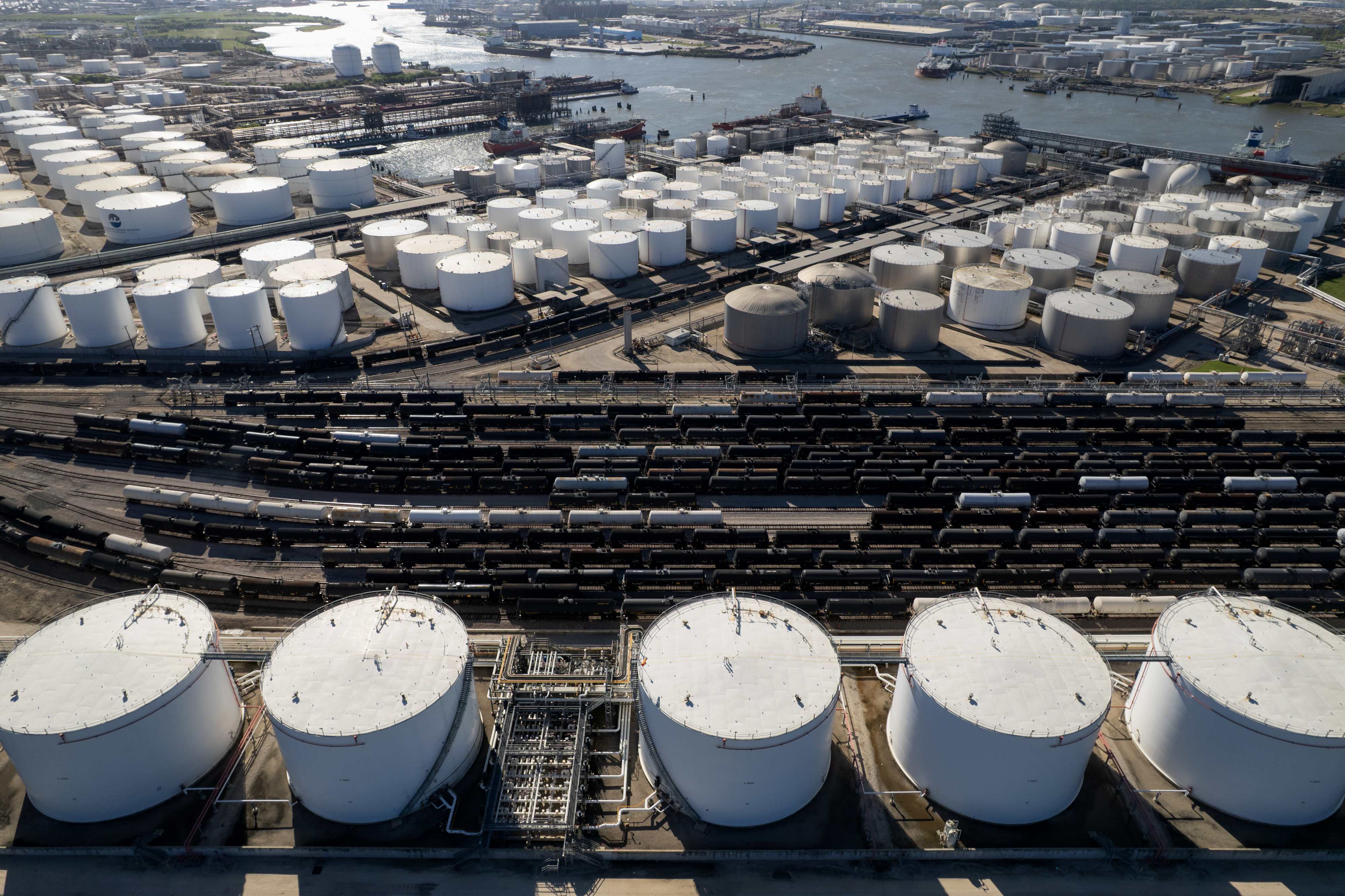 El mercado prevé que el petróleo baje, pero no que vuelva al nivel previo a la guerra