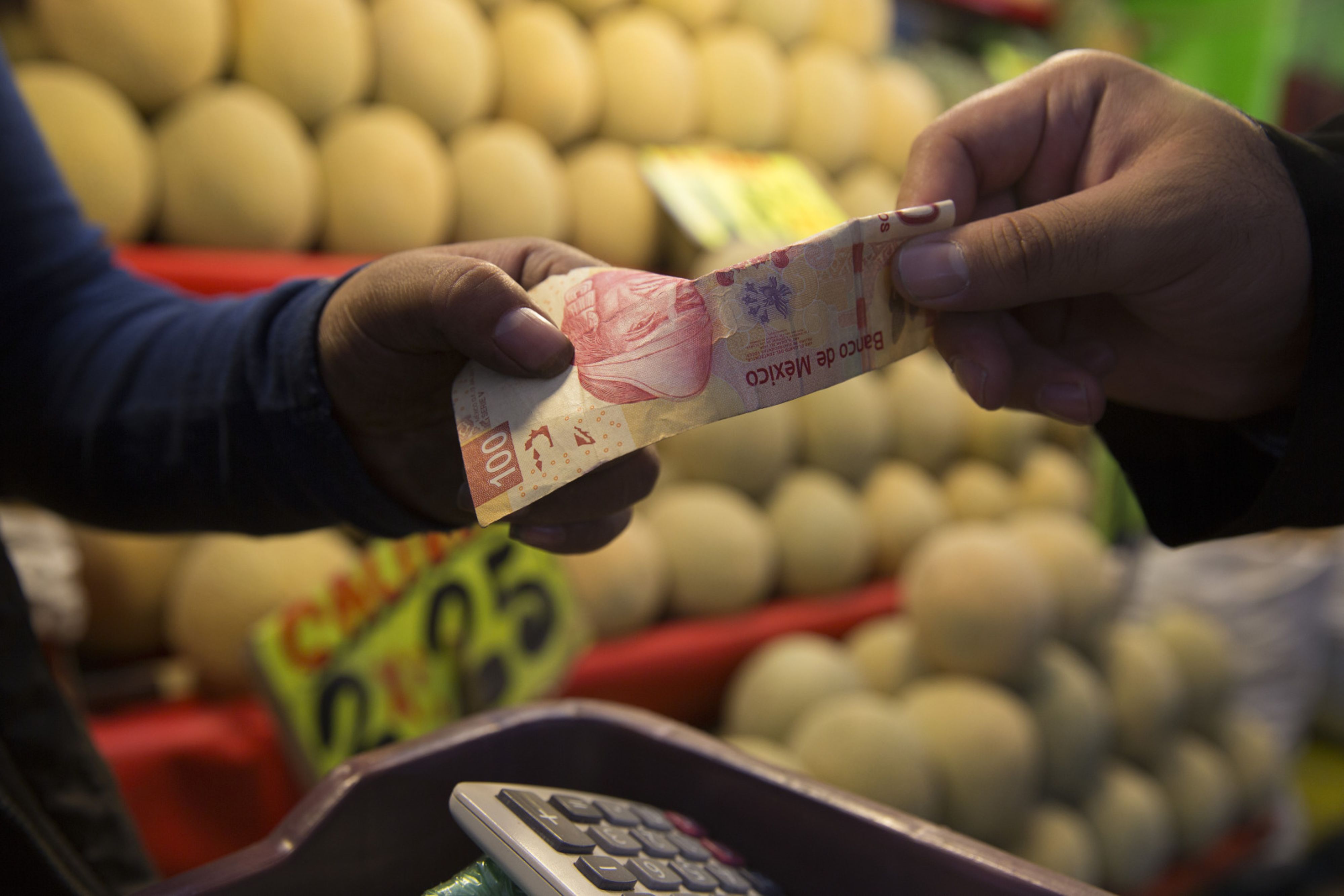 Aumento de 25% al salario mínimo en México para 2023 es inviable: consejero