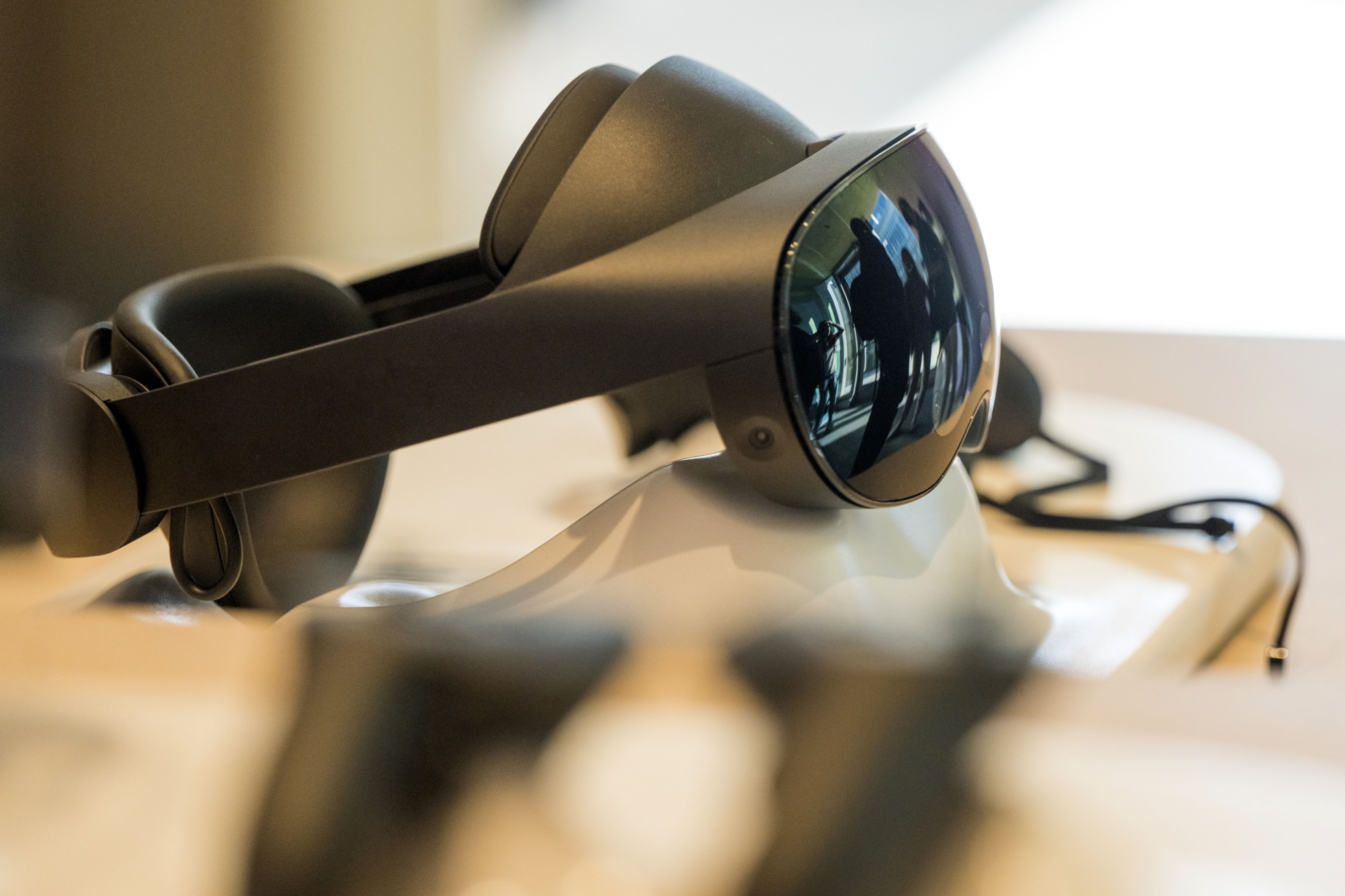 Apple vision pro vr. Очки виртуальной реальности эйпл. VR шлем Apple. Apple VR очки 2023. VR гарнитура Apple.