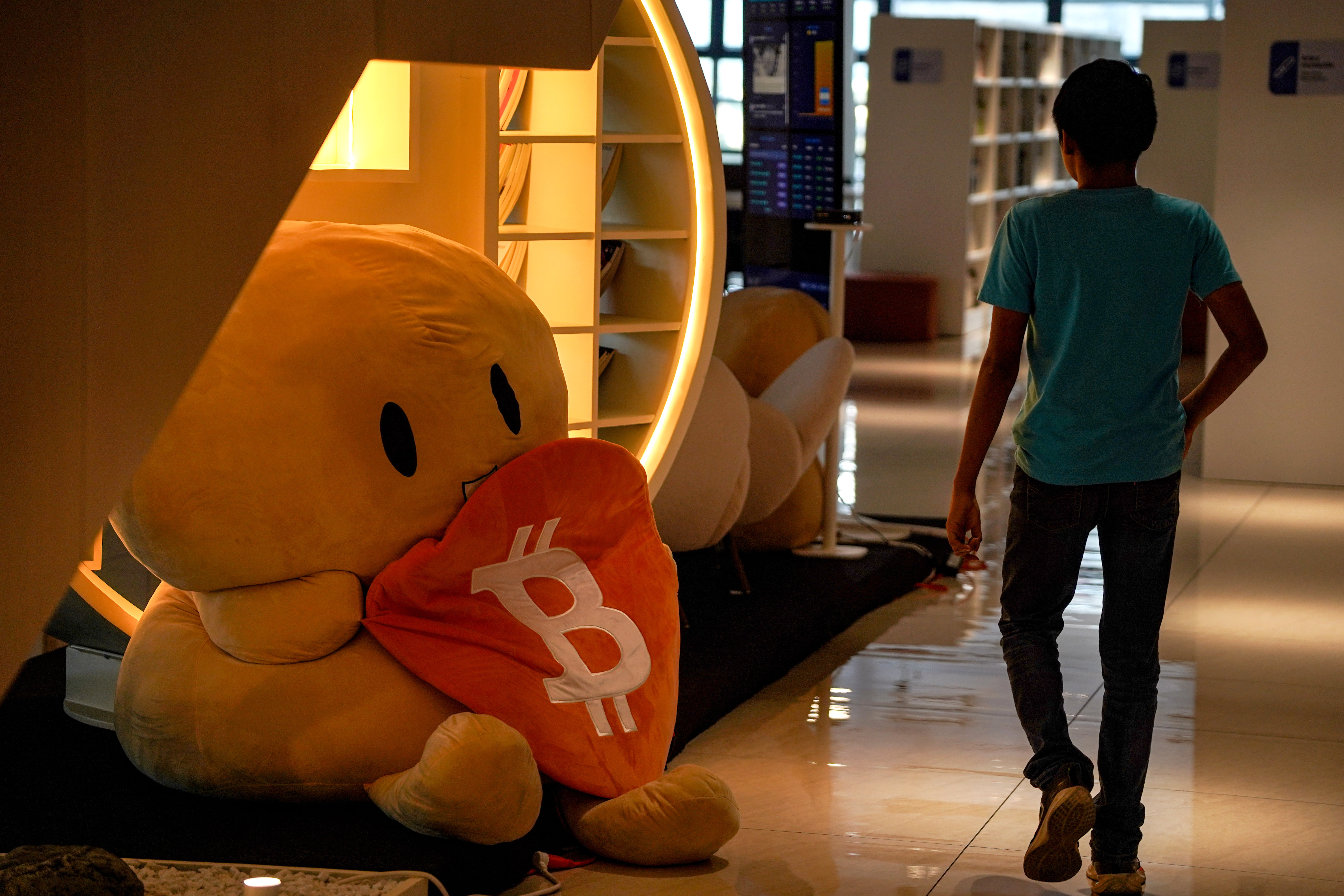 Remesas con criptomonedas muestran signos de reactivación en El Salvador tras desplome de 2025 