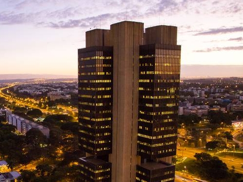 Ibovespa sobe em dia de ata do Copom e otimismo no exterior; dólar cai a R$ 5,21