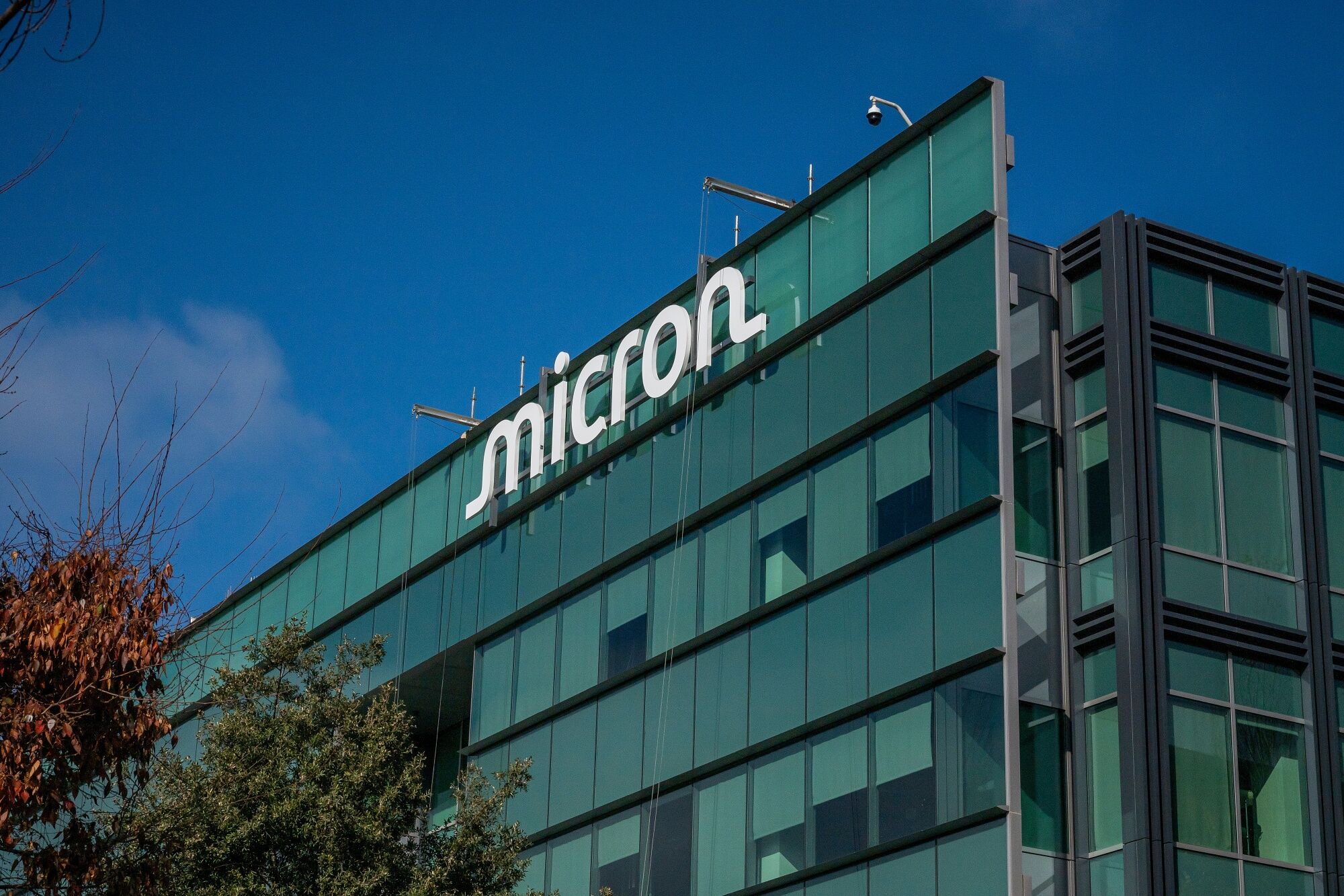 Micron roza el billón de dólares por boom de la IA y se acerca al top de las más valiosas