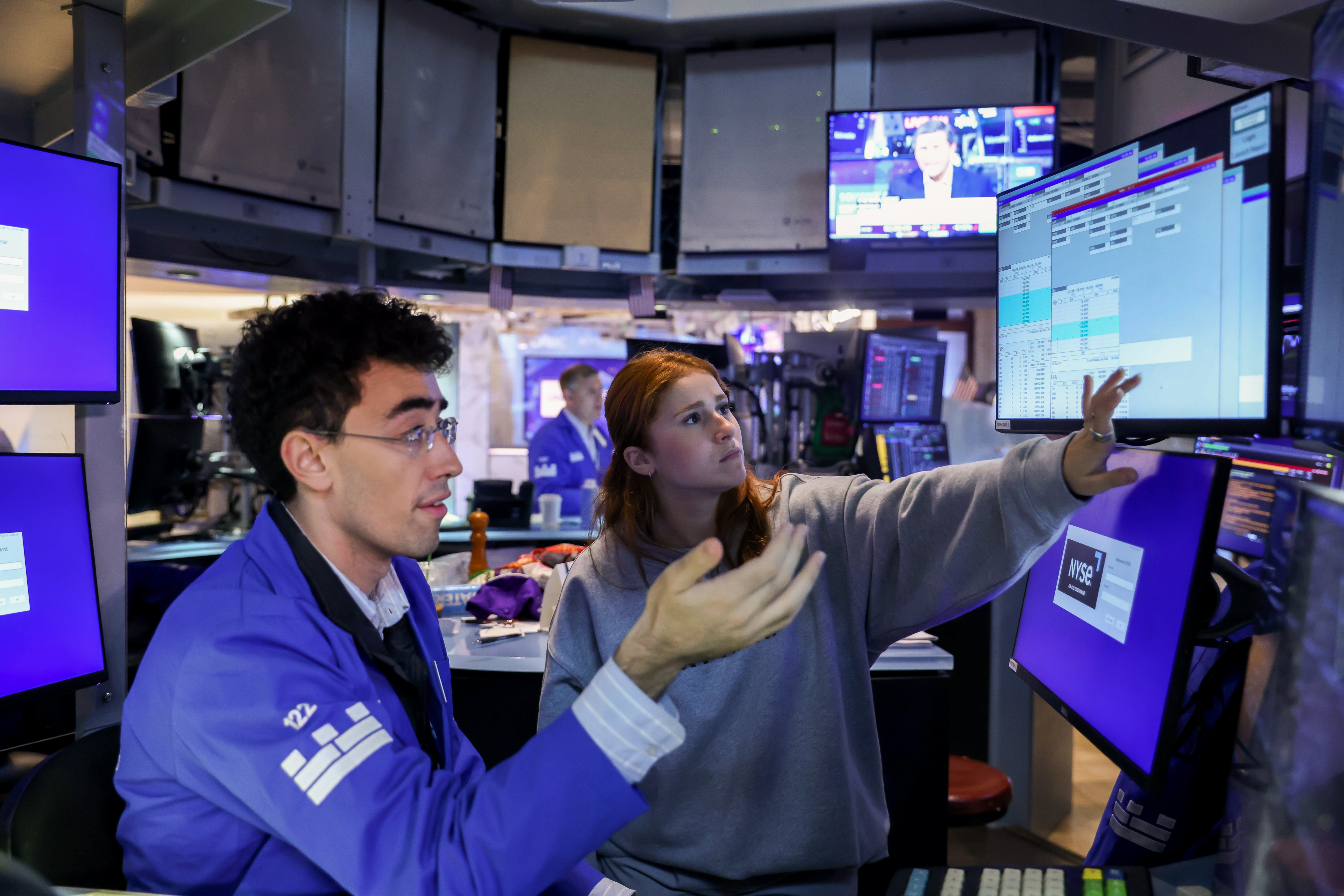 Dow Jones alcanza un récord mientras cae el petróleo por señales de alivio desde Irán