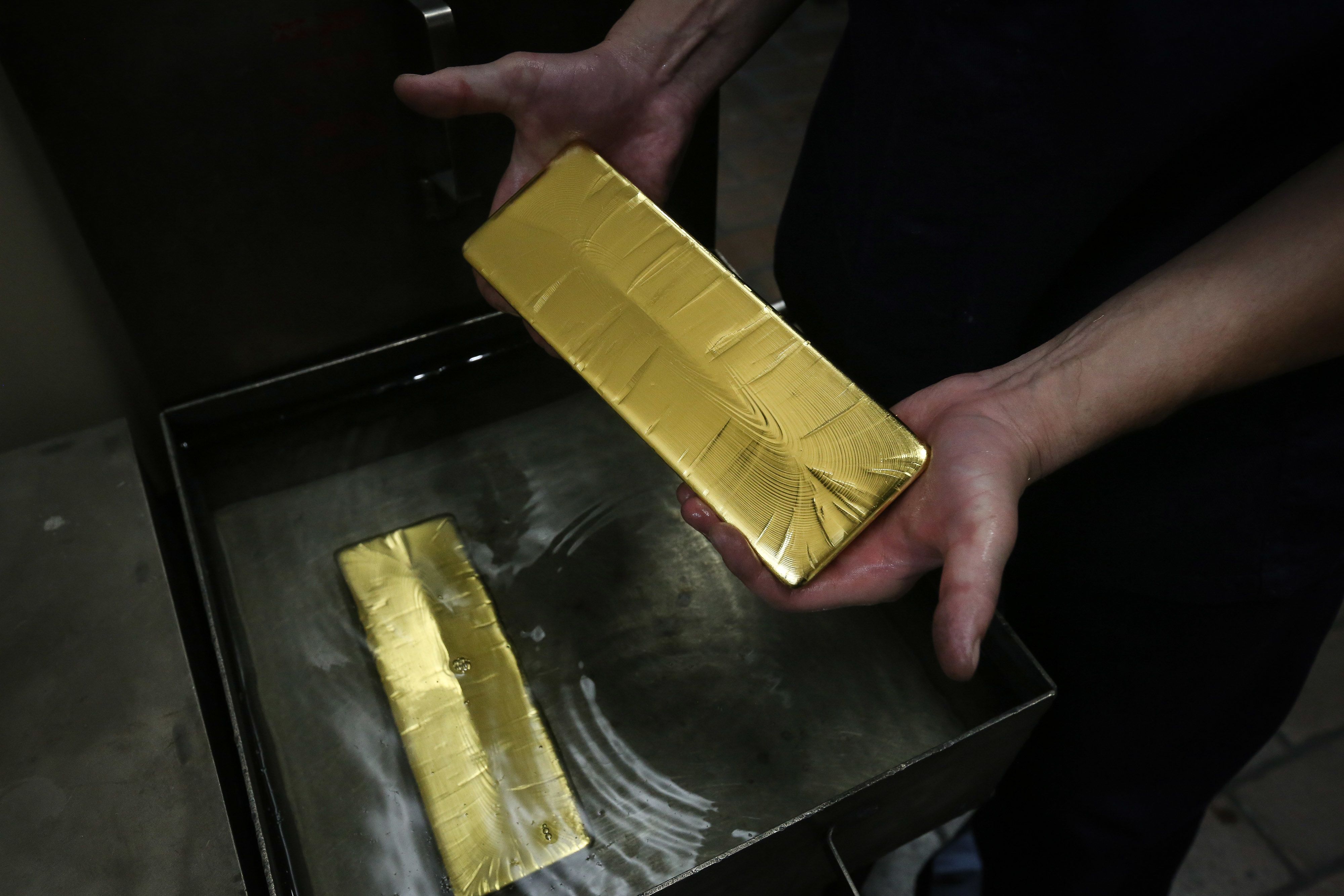 El oro rebota tras caer 5% en un mes: ¿por qué los inversionistas siguen comprando?