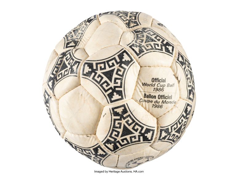El balón de la “Mano de Dios” y el “Gol del siglo” de Maradona hace historia en una subasta