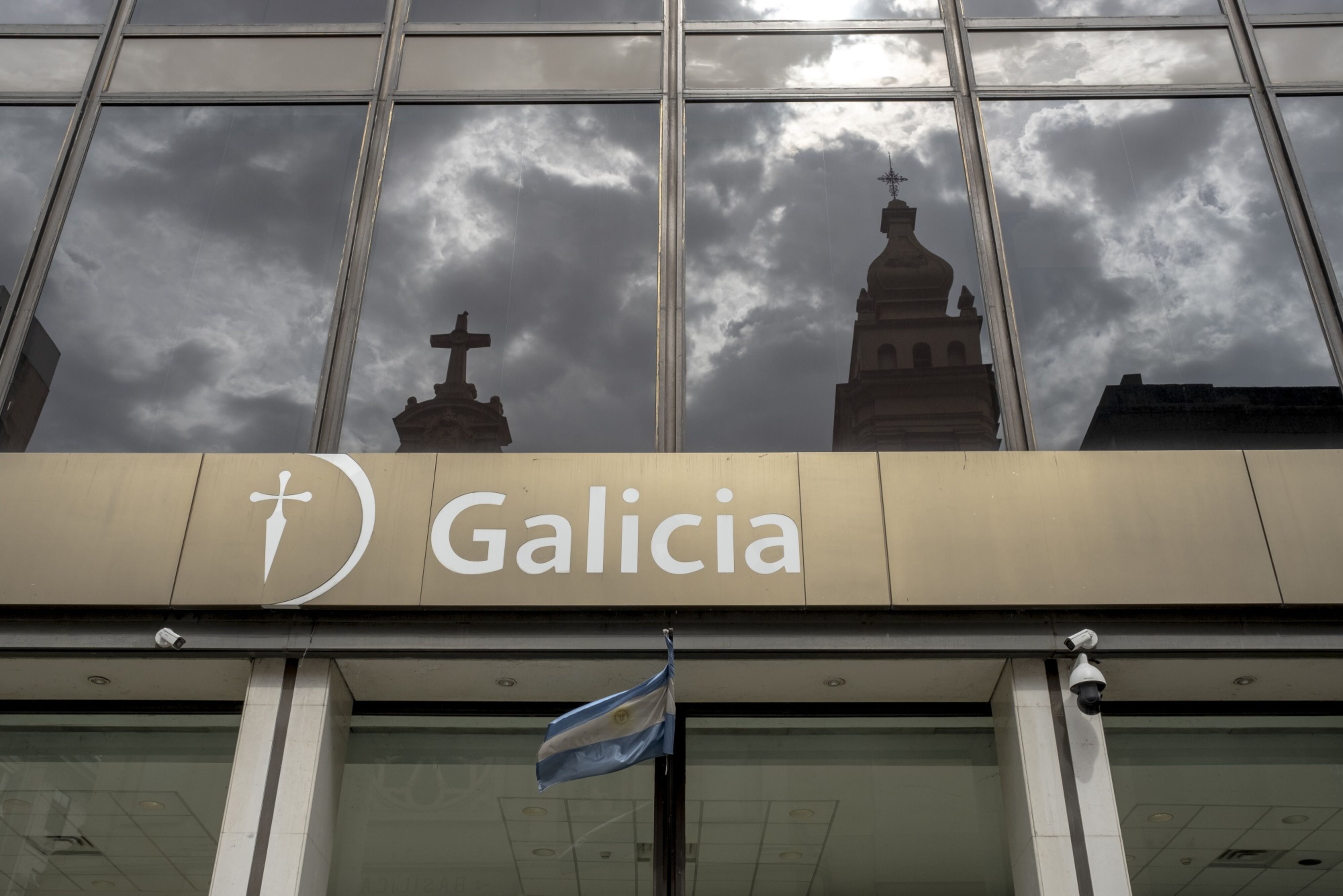 Galicia sale del rojo y destaca menor cargo por incobrabilidad: acciones cedieron en Wall Street