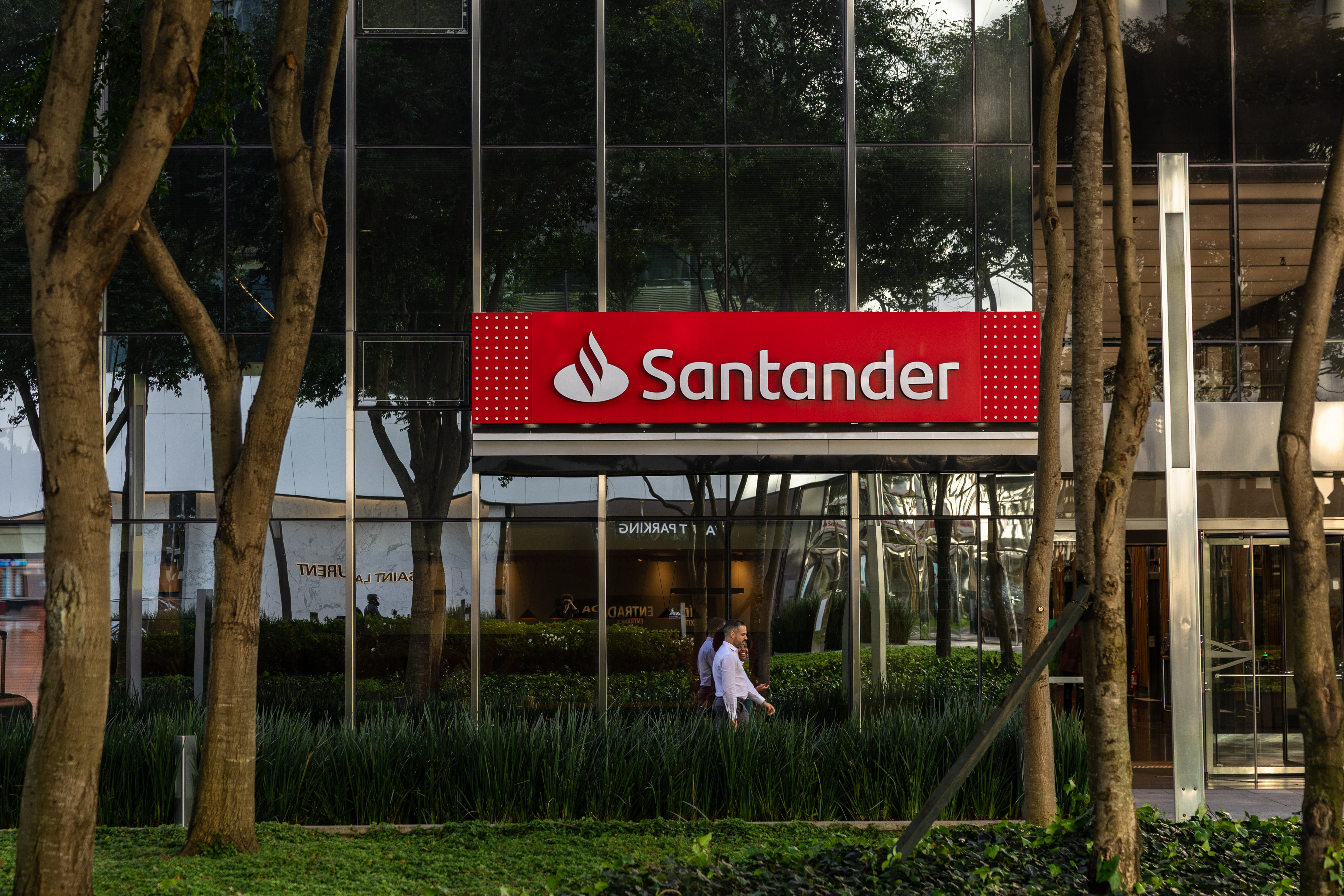 Santander propõe comprar fatia restante do Santander Brasil com prêmio de 15% Santander propõe comprar fatia restante do Santander Brasil com prêmio de 15%