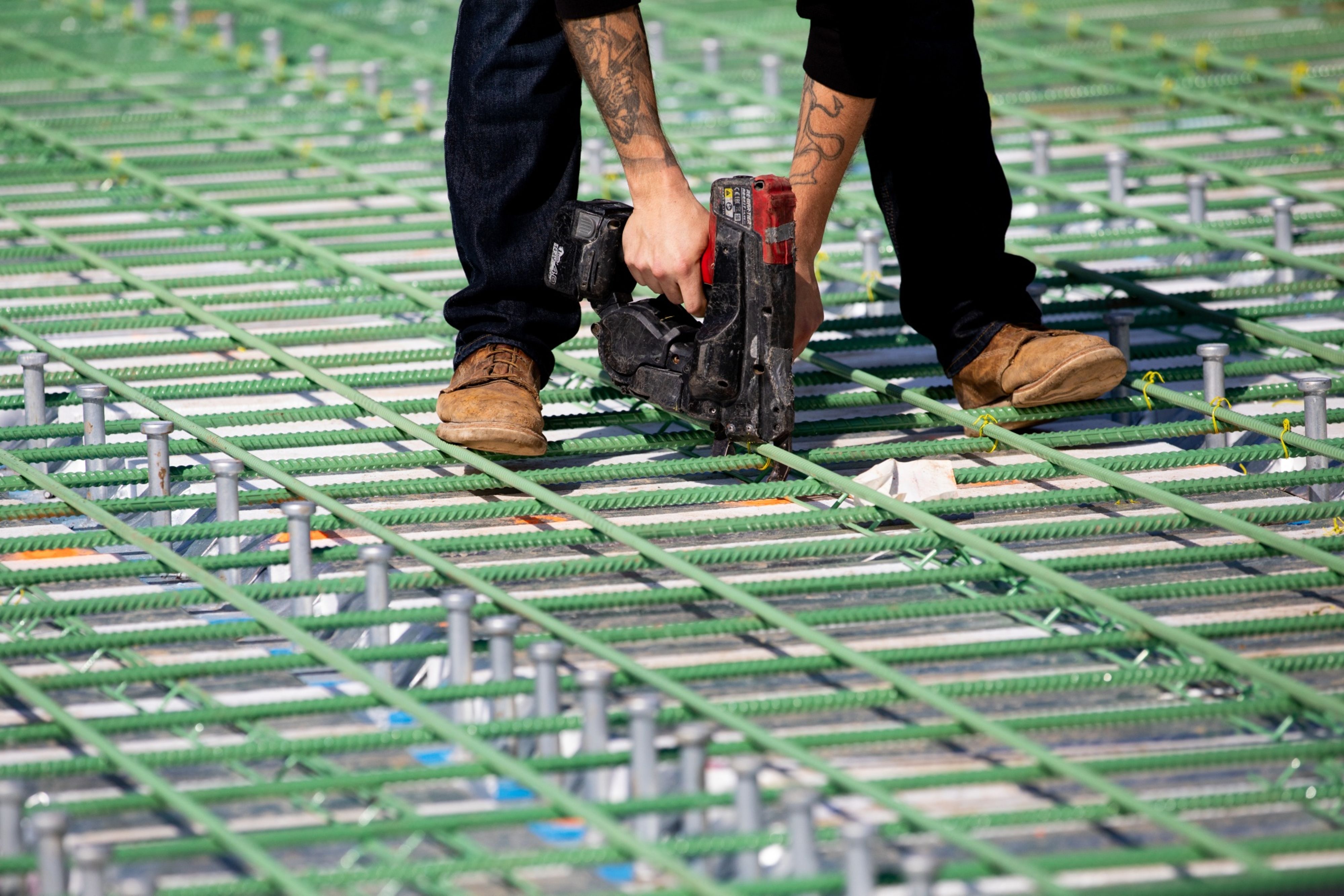 Producción tica cae debido a menor crecimiento económico del sector construcción