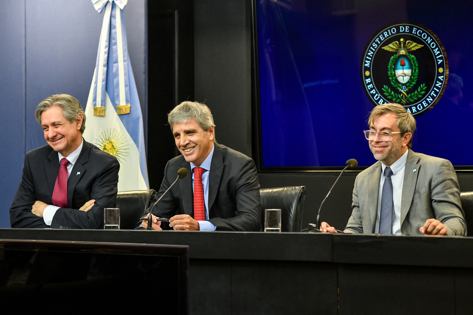 Caputo vuelve a buscar dólares con el debut del AO29 y analistas calculan a qué tasa podría salir