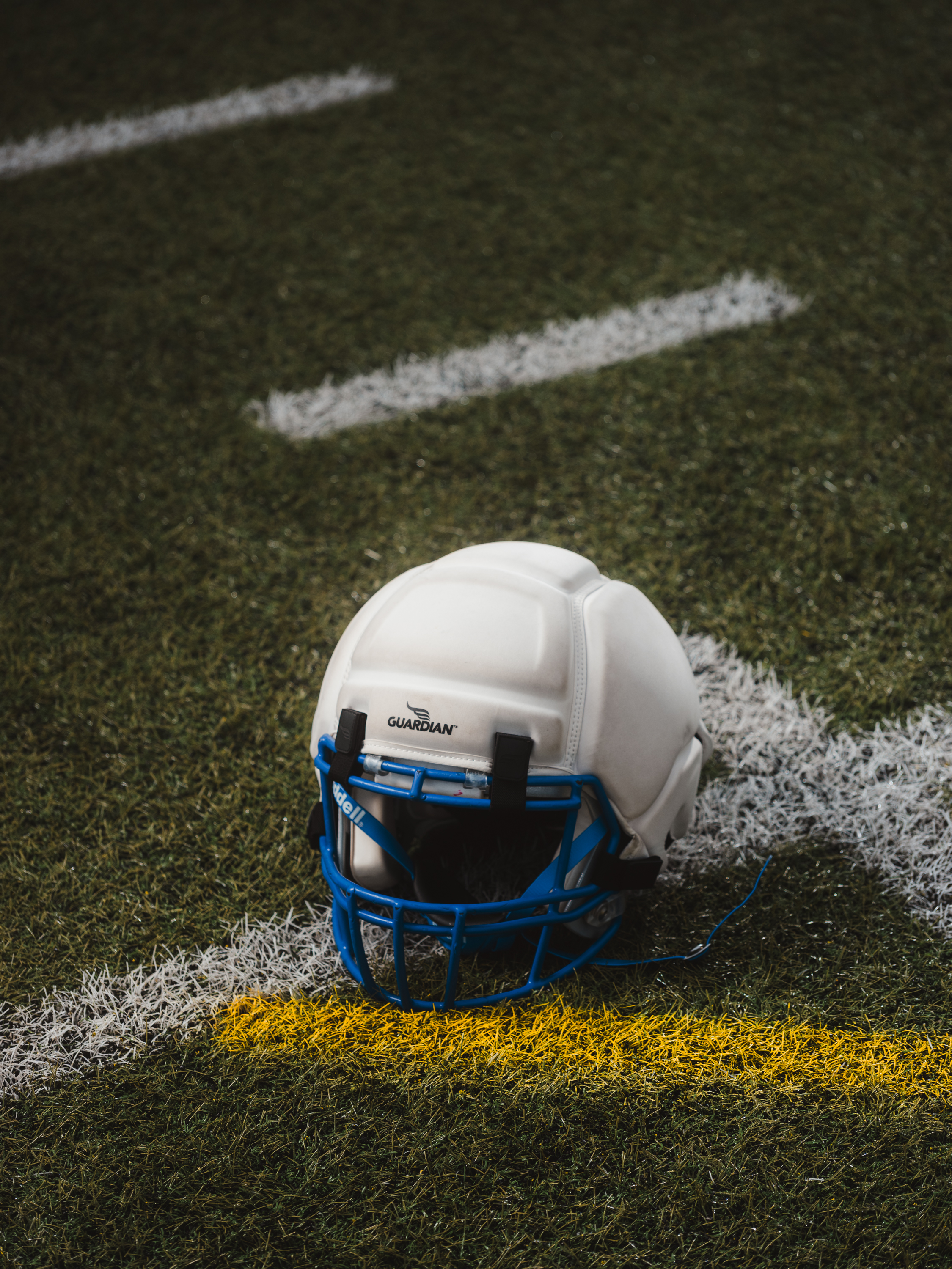 Fundas para cascos se extienden en el fútbol americano escolar ante  preocupación por lesiones, image size:2250x3000