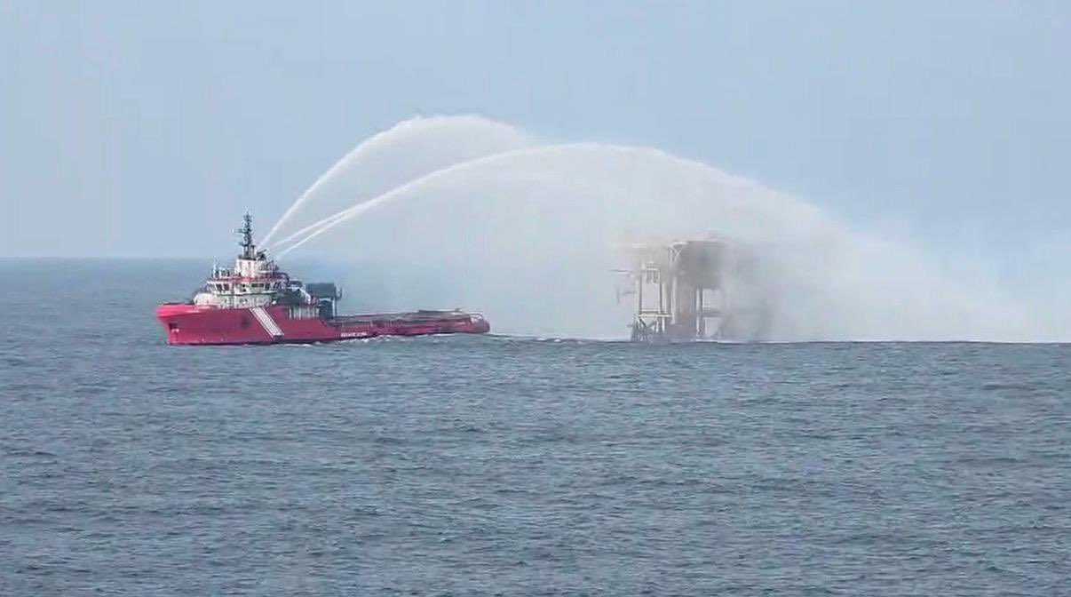 Pemex reporta incendio en plataforma petrolera del Golfo de México