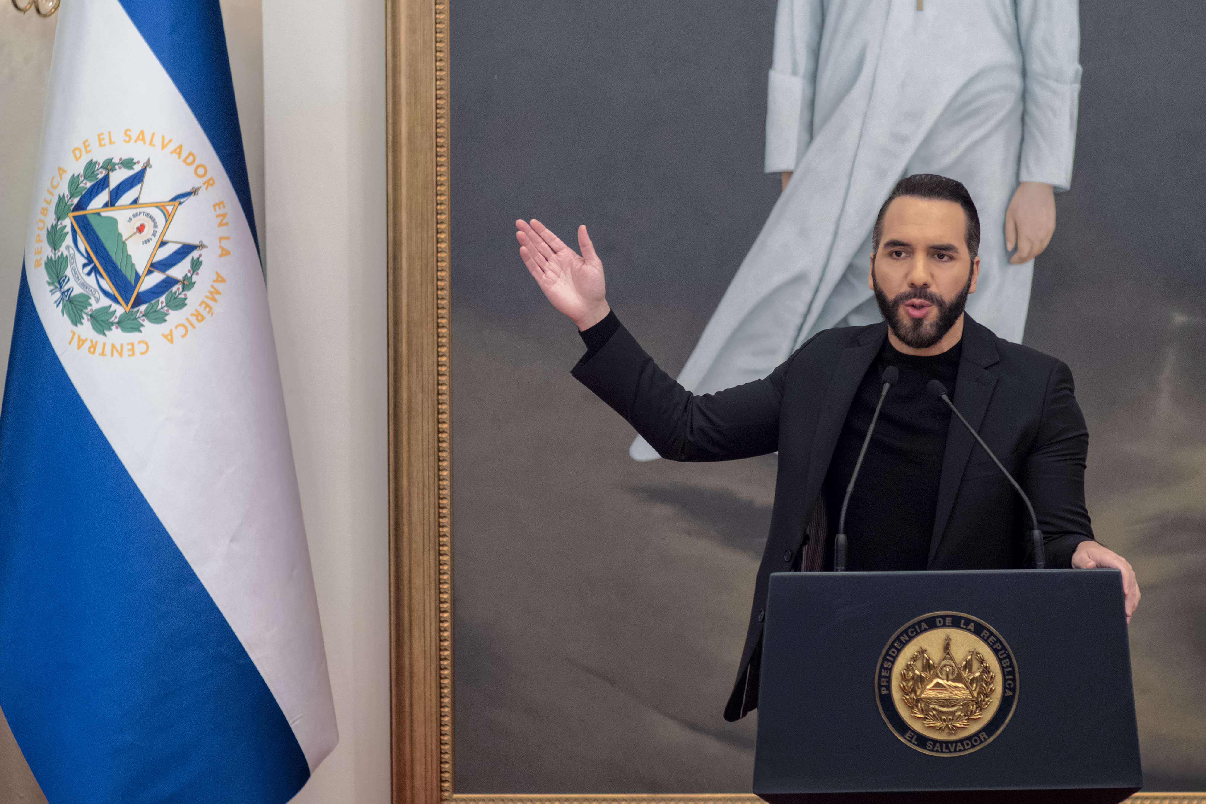 Bukele inscribe su precandidatura para un tercer mandato: podría sumar 14 años en el poder Bukele inscribe su precandidatura para un tercer mandato: podría sumar 14 años en el poder