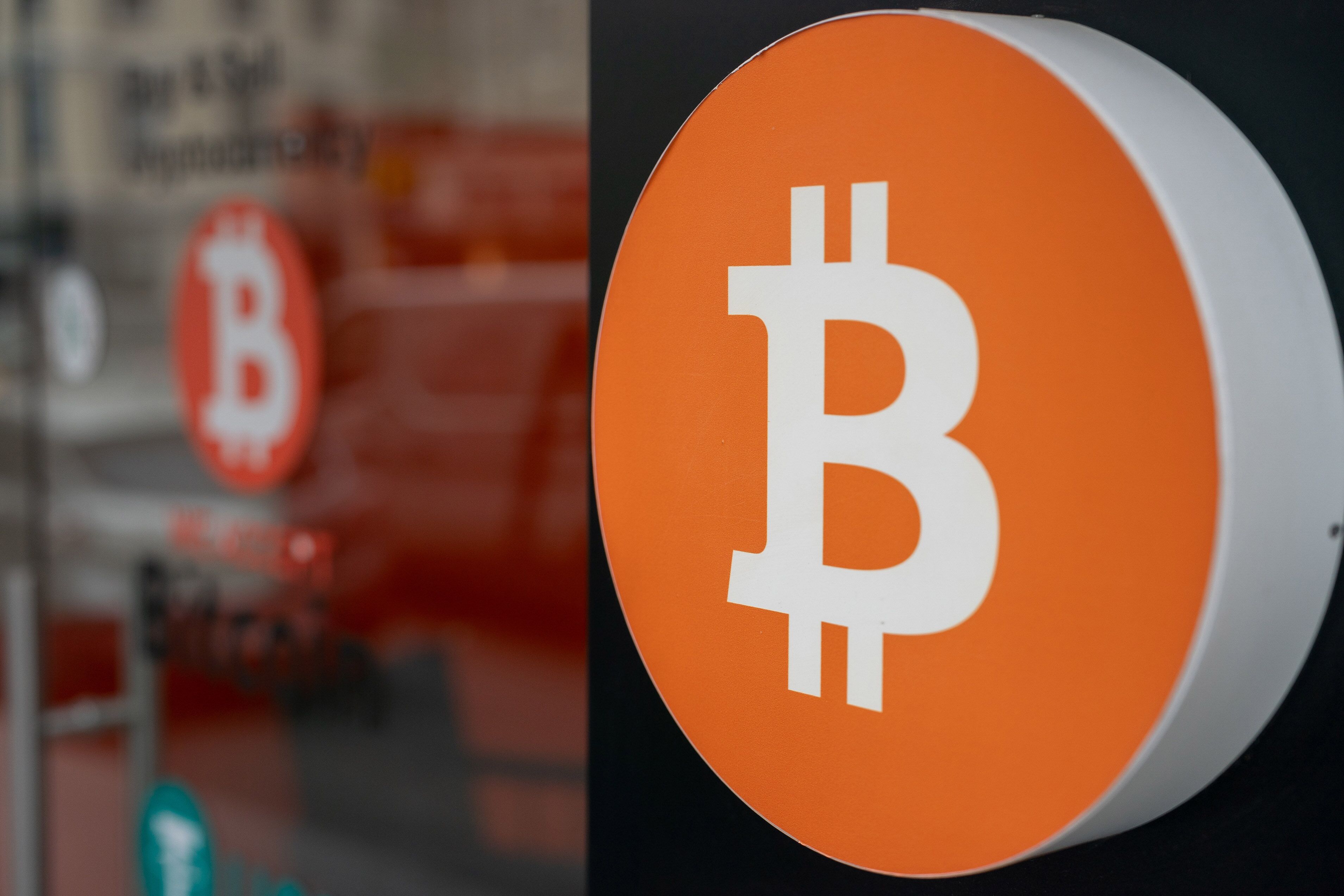 Bitcoin supera os US$ 65 mil e se aproxima de máxima histórica com demanda  por ETFs