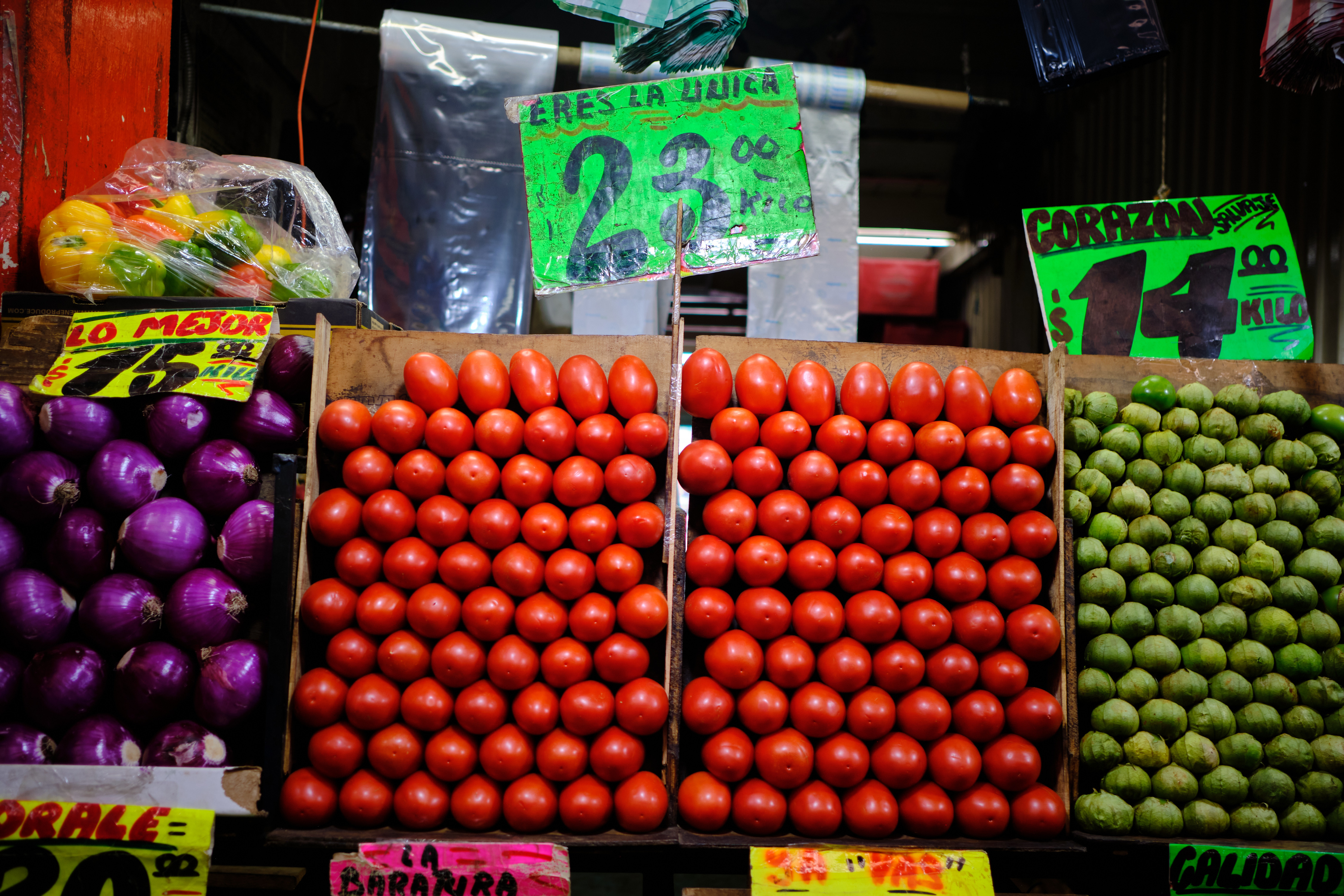 El jitomate, la cebolla y el regreso a clases suben la inflación en septiembre en México