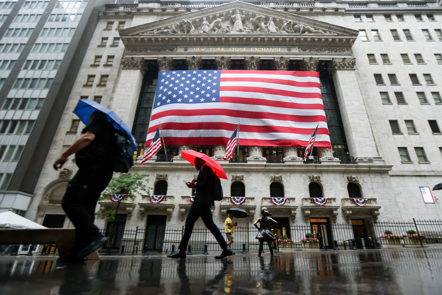 S&P 500 cae con el salto del petróleo, mientras el dólar se acerca a máximos del año