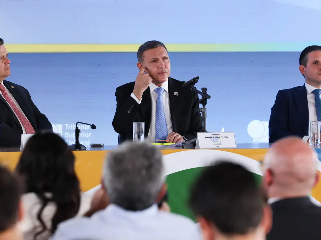 TSE rebate acusação de Flávio Bolsonaro e nega expulsão de fiscais durante apuração TSE rebate acusação de Flávio Bolsonaro e nega expulsão de fiscais durante apuração
