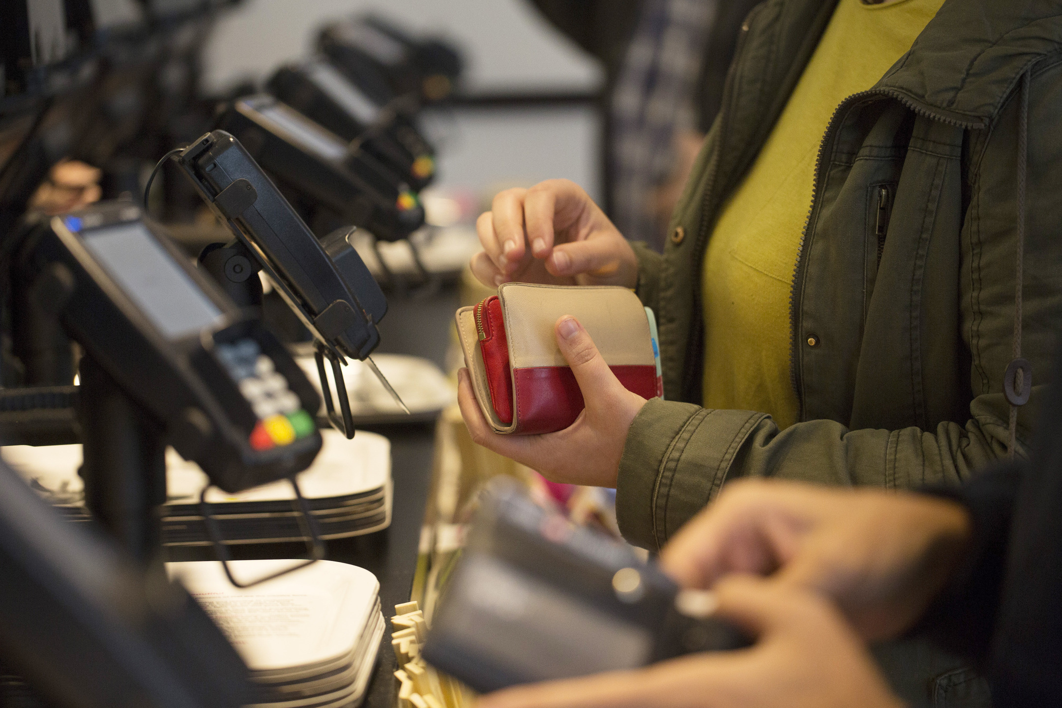 Señales mixtas del crédito en Argentina: cae el uso de tarjetas, repuntan los prendarios
