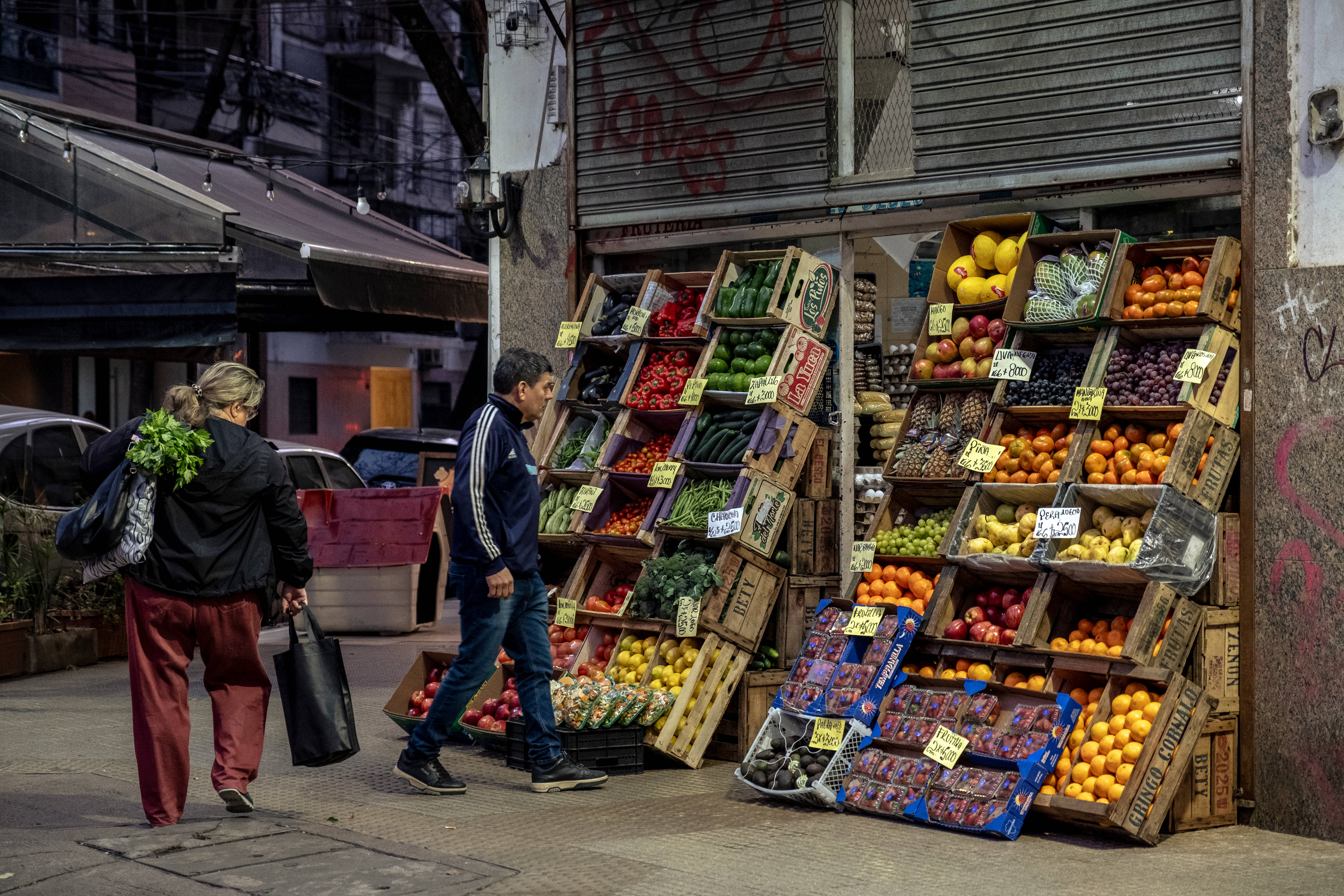 IPC: el Gobierno y el mercado esperan que el Indec confirme que la inflación se desaceleró en abril