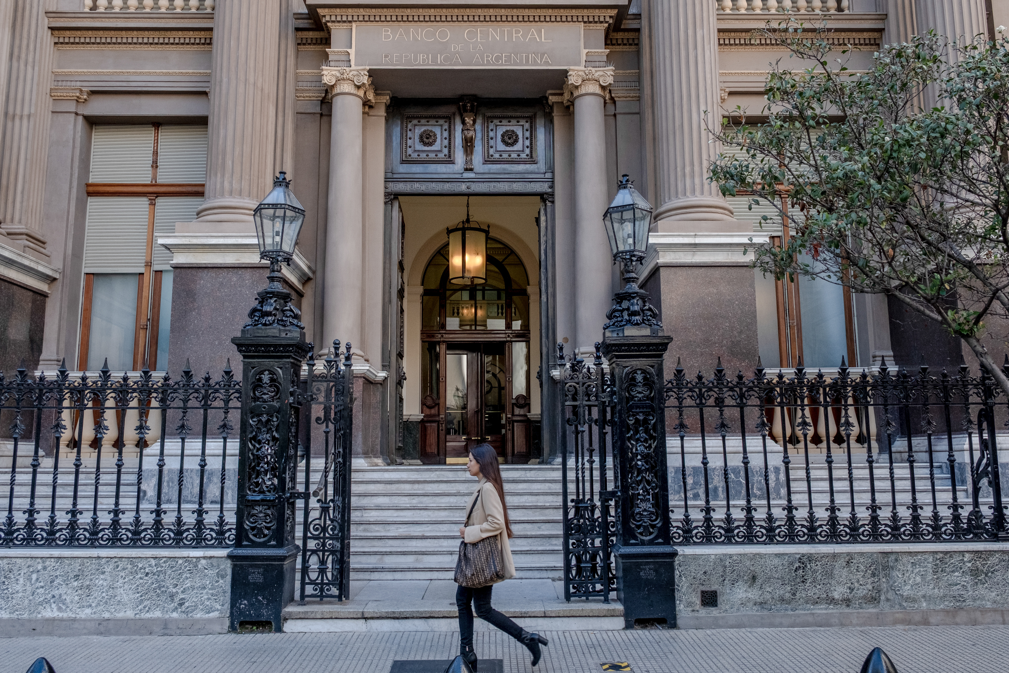 Vuelta a mercados internacionales será clave para refinanciar deuda argentina, afirma el BCRA