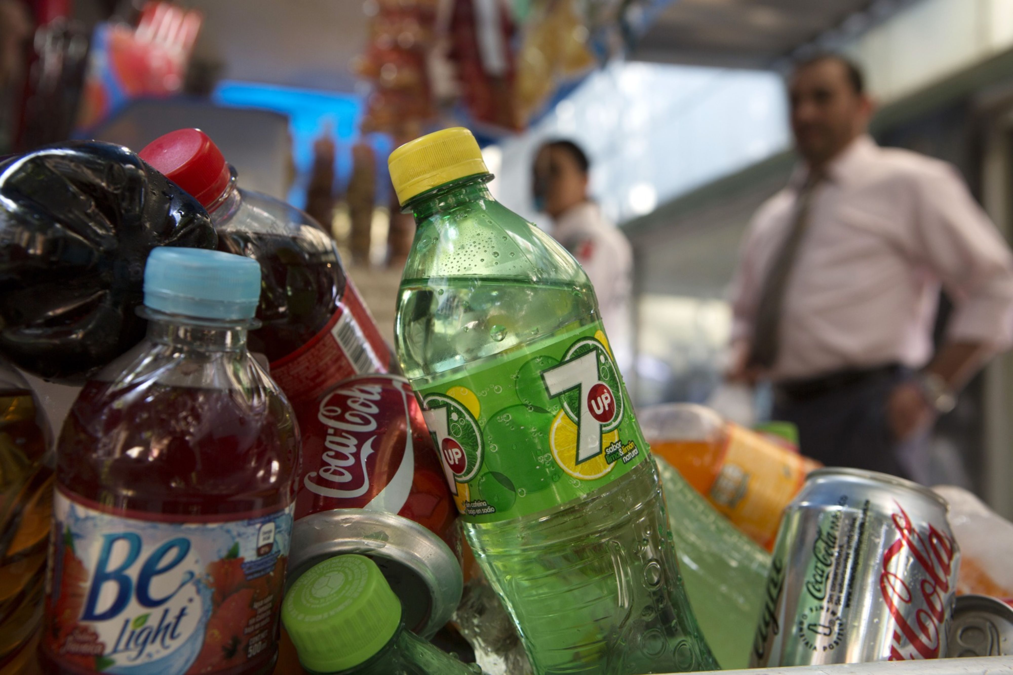 Recaudación en México anota mejor inicio de año en una década por impuestos a refrescos y cigarros
