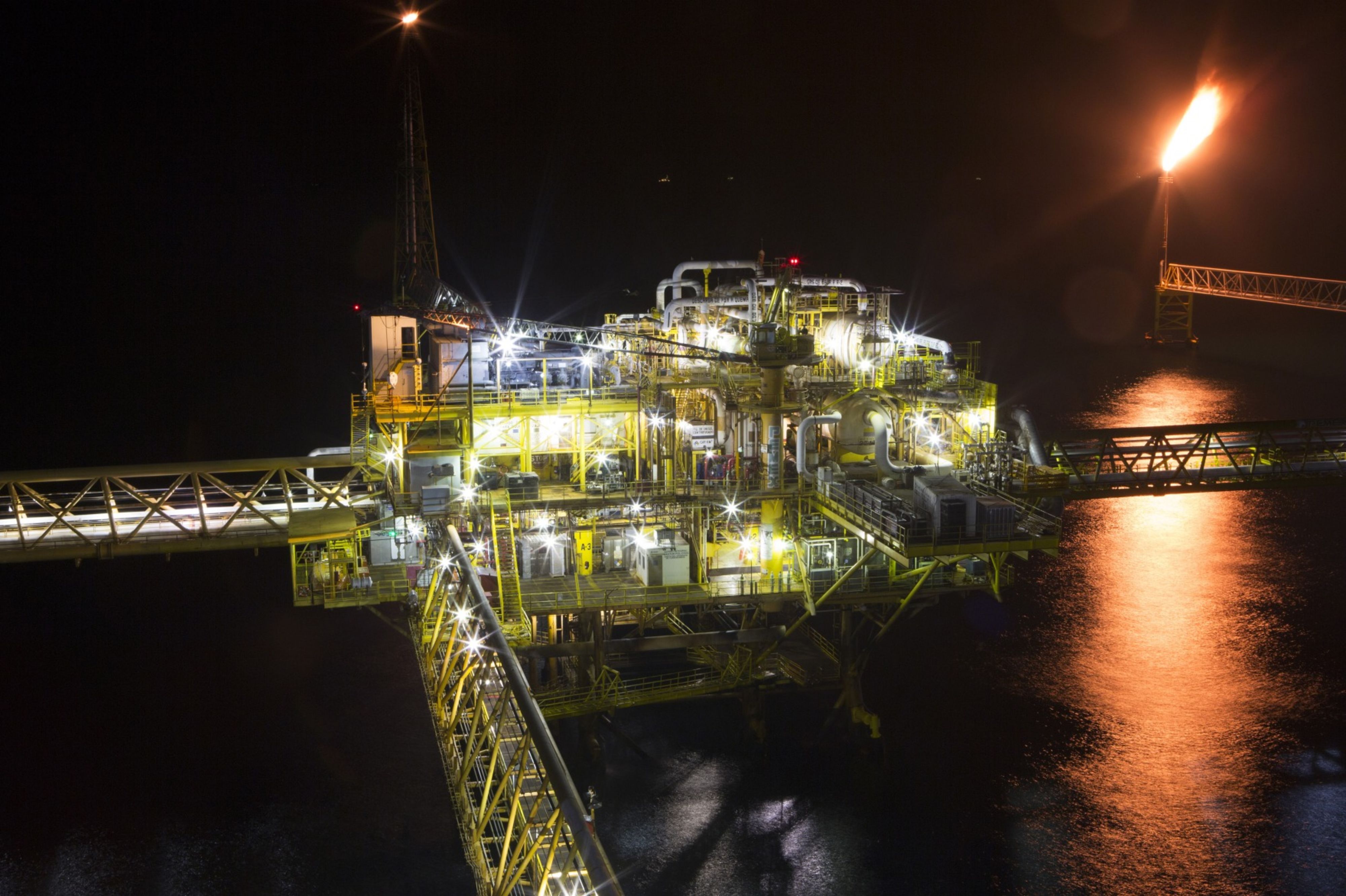 Petróleo de México cae a su precio más bajo desde marzo