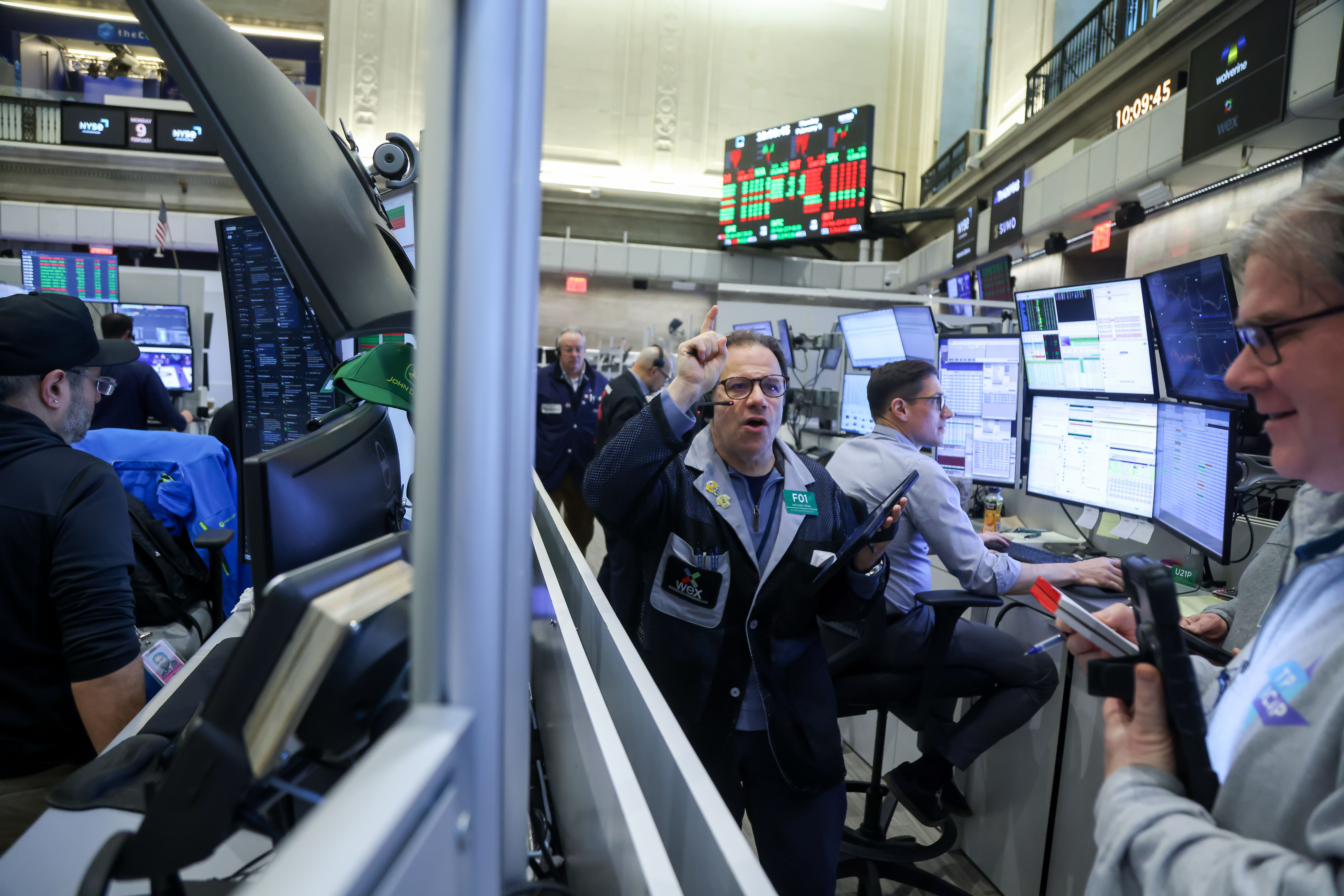Dow Jones rompe racha de ganancias tras datos en EE.UU. y ajustes de expectativas sobre la Fed