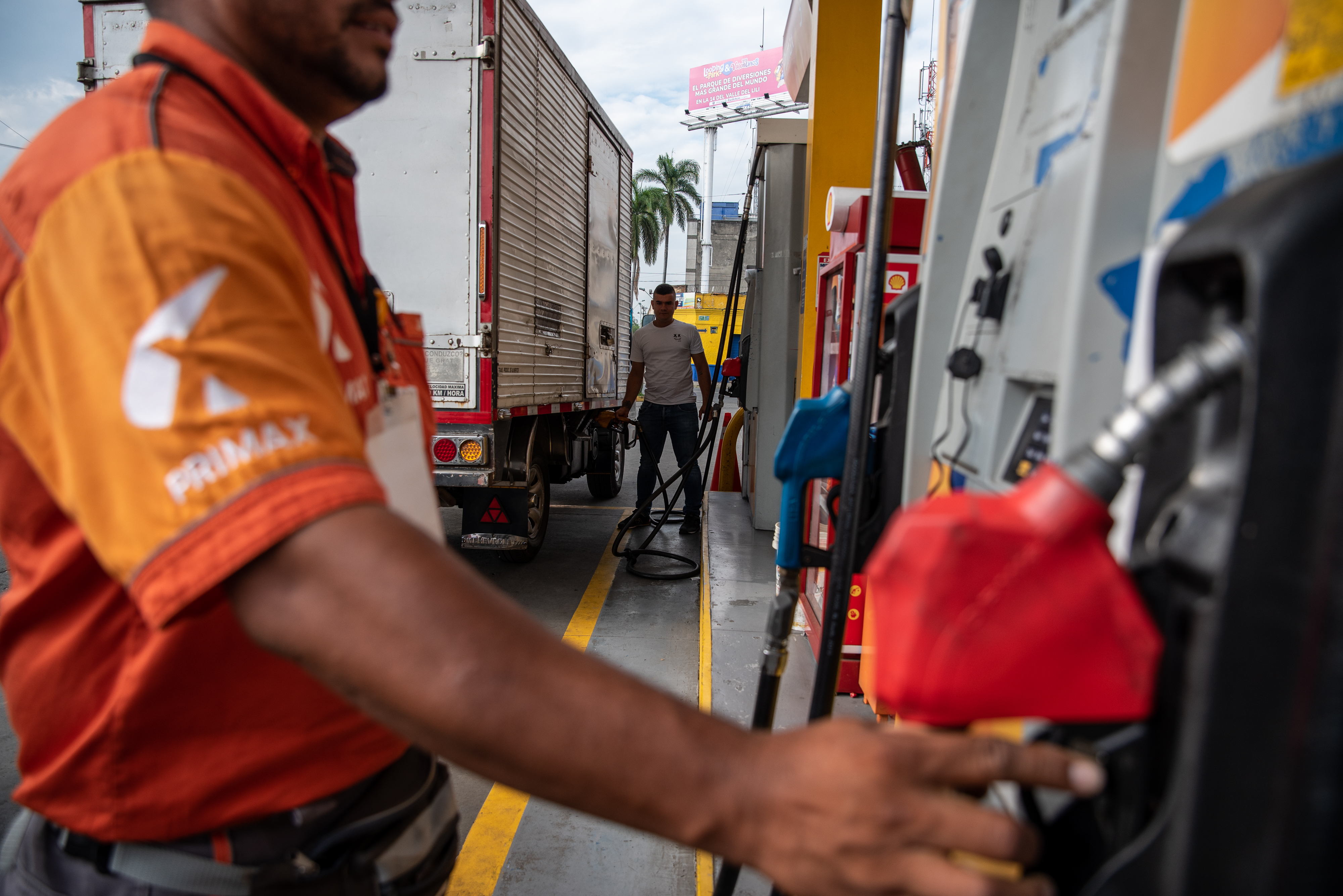 Gasolina sobe 15% na América Latina com guerra no Irã; Uruguai tem preço mais alto 