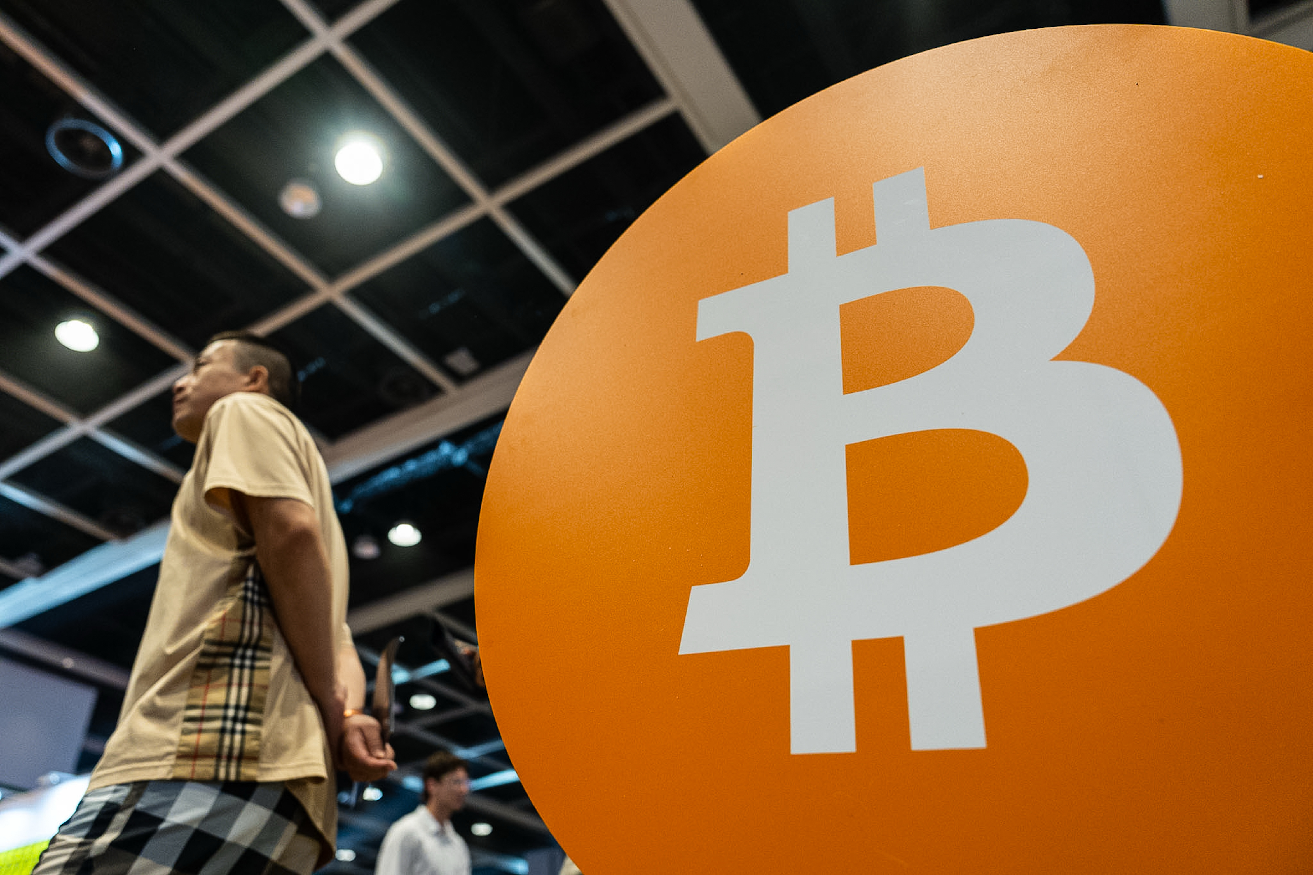 El bitcoin no logra recuperar impulso tras su desplome