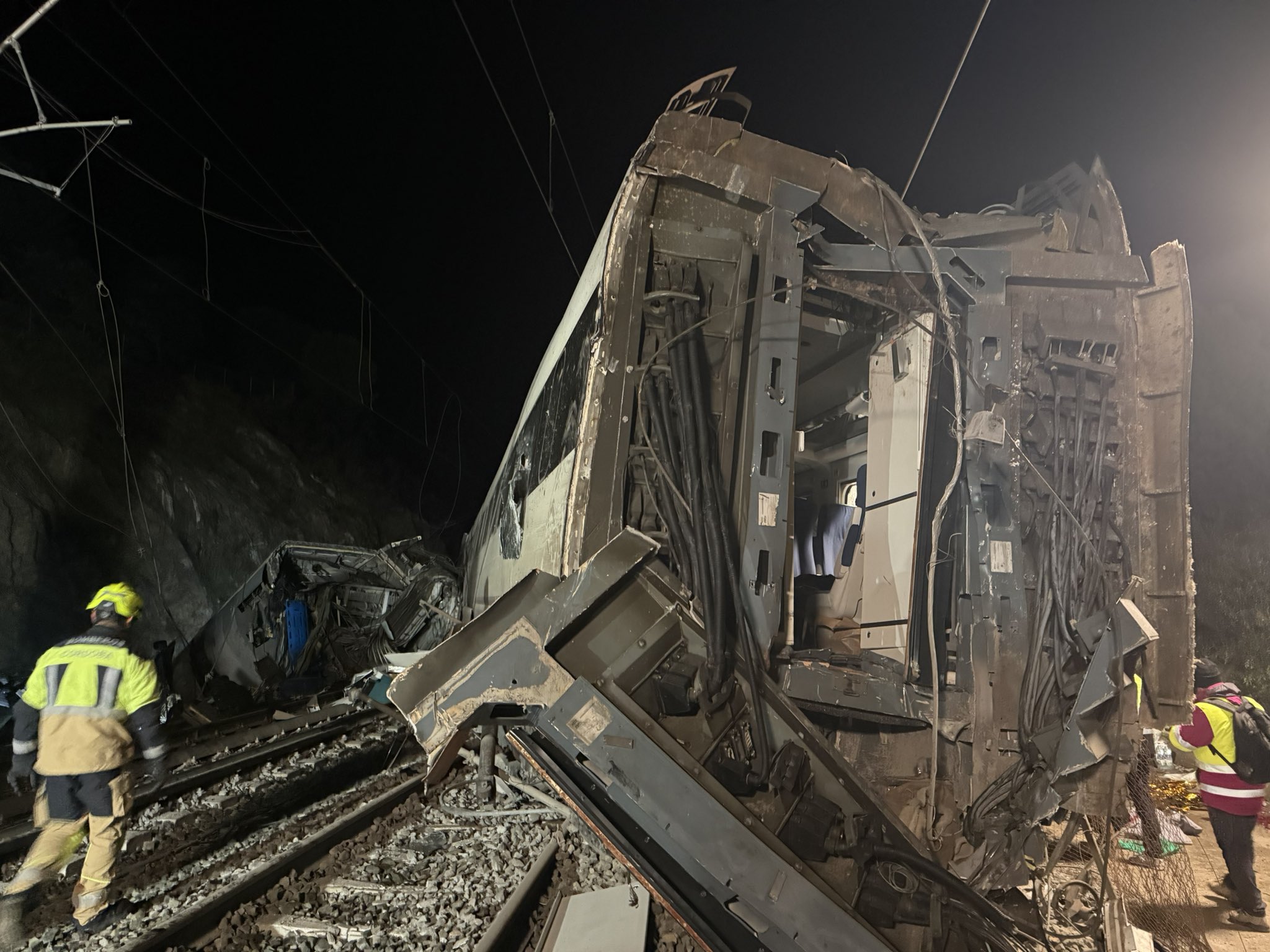 Colisión de dos trenes de alta velocidad en España deja 39 muertos y más de 100 heridos