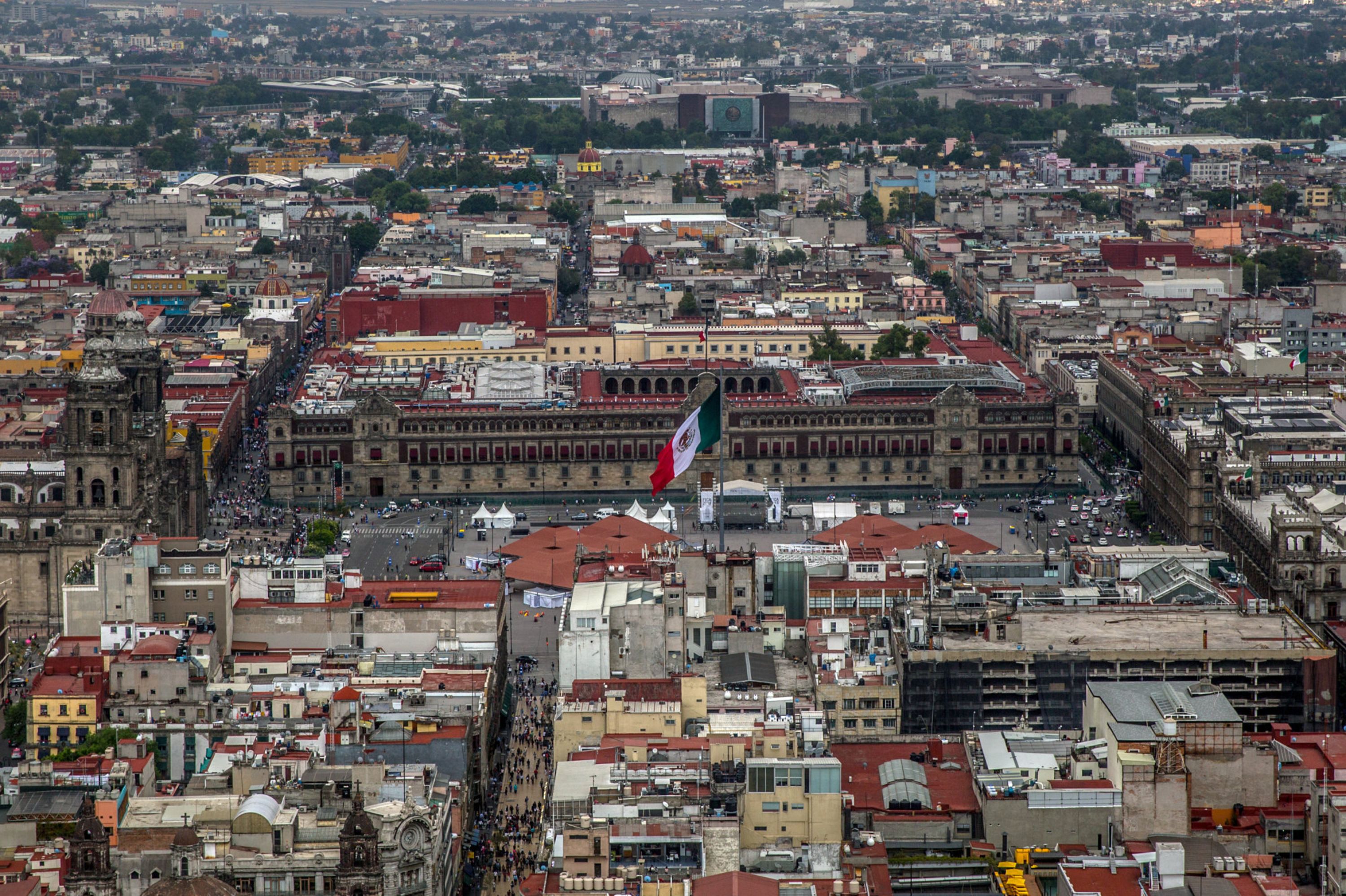 México debería considerar una consolidación más ambiciosa para que descienda la deuda: FMI