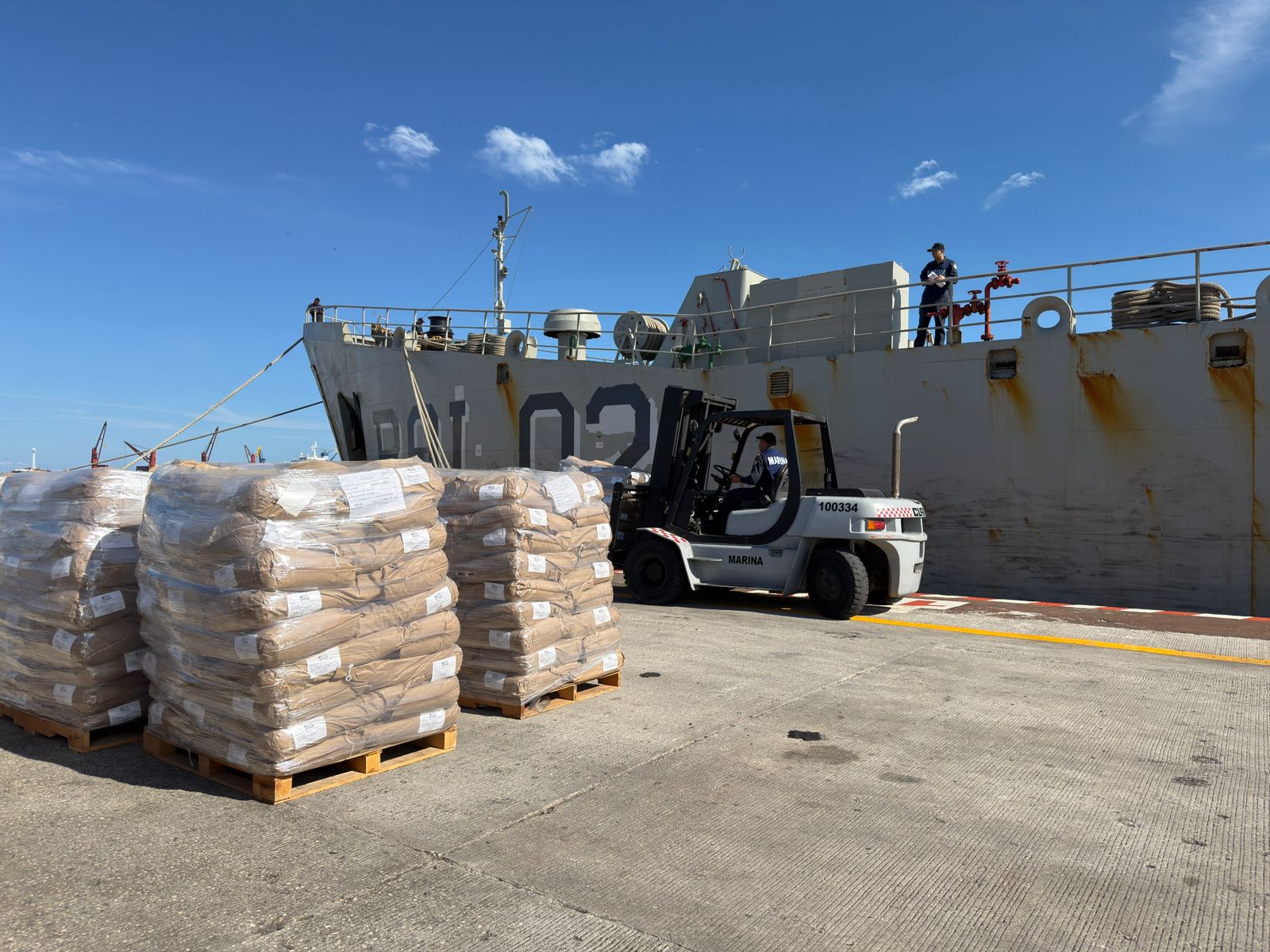 México envía a Cuba dos buques con víveres mientras resuelve ayuda de petróleo con EE.UU.