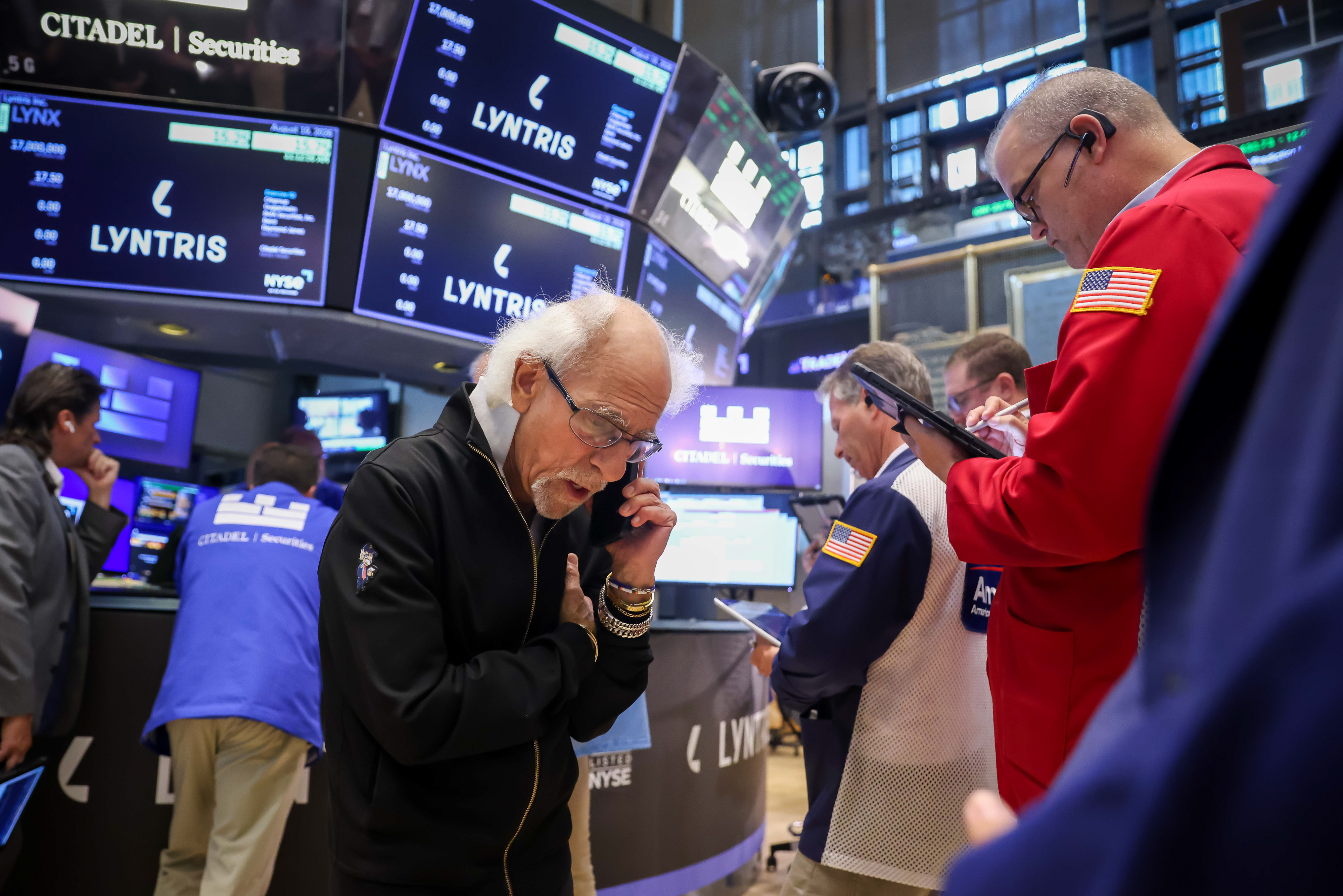Wall Street cae ante la presión de los bonos, el desplome de Walmart y el alza del petróleo