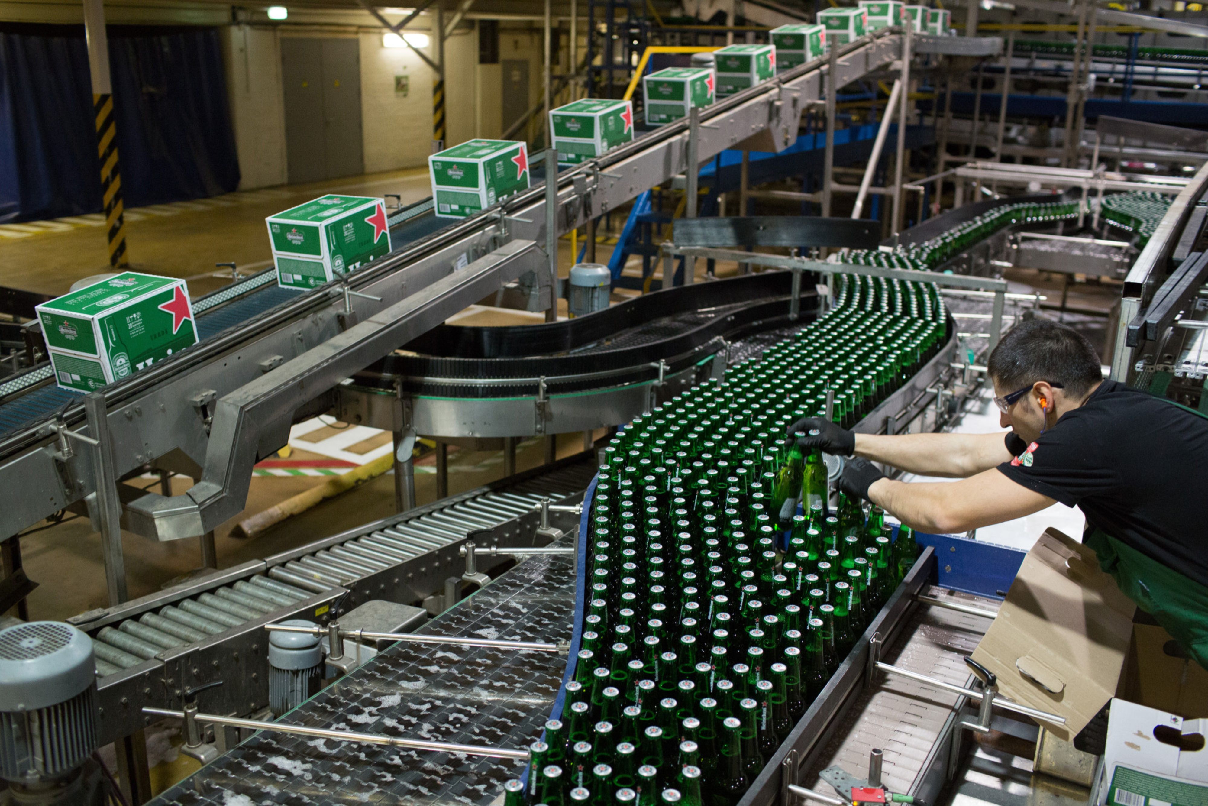 FEMSA vende sus acciones en Heineken, ¿qué pasará con la cerveza en México?