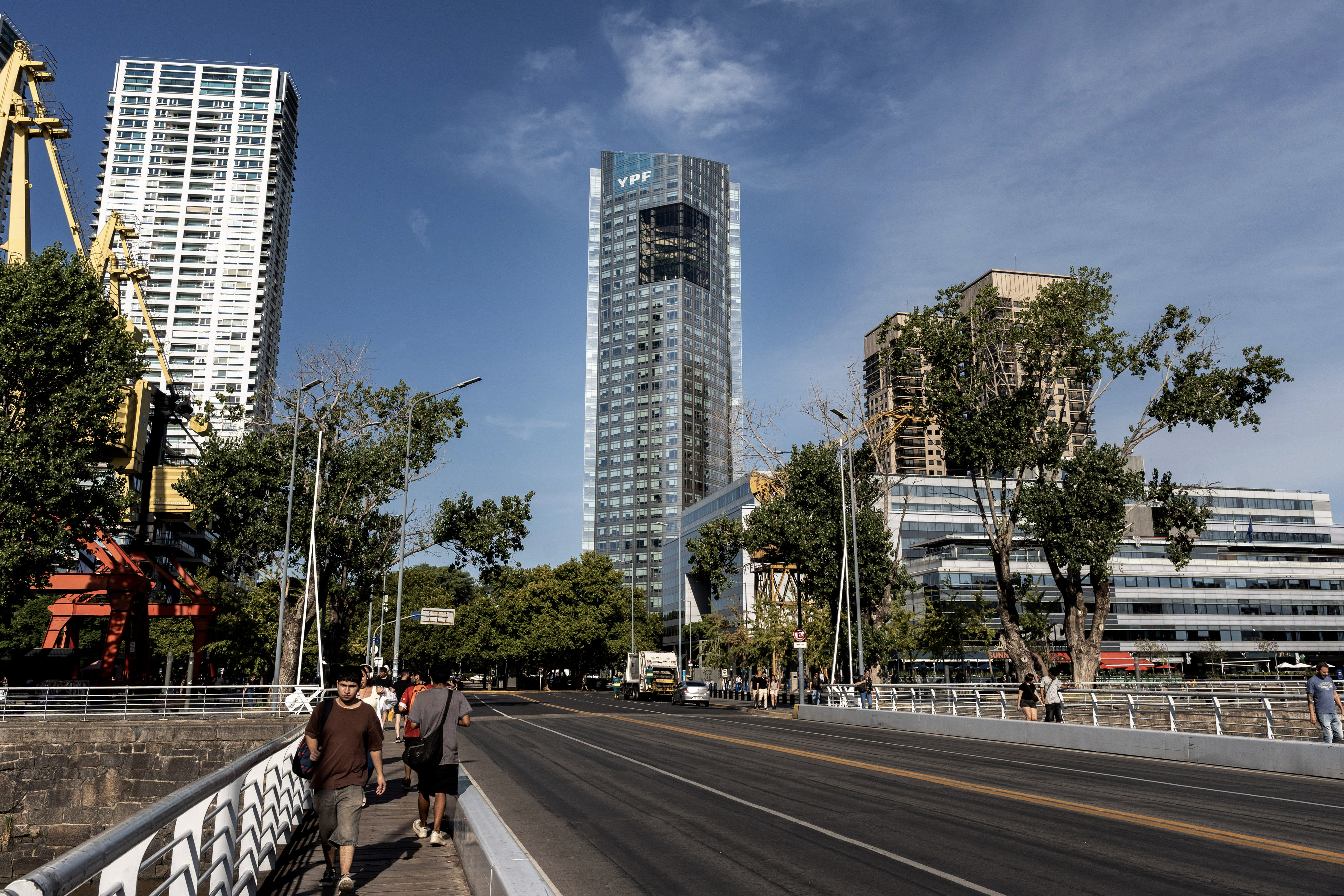 YPF avanza en la venta de Metrogas tras recibir el interés de 13 empresas