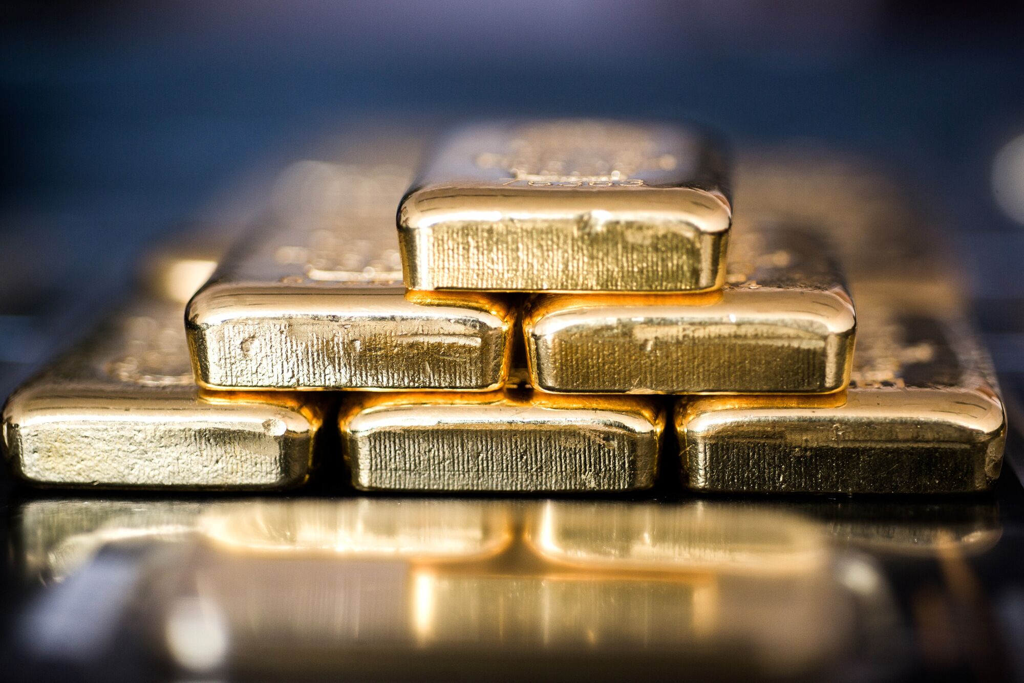 Ouro e prata em alta? As projeções do UBS para os metais em 2026 e 2027